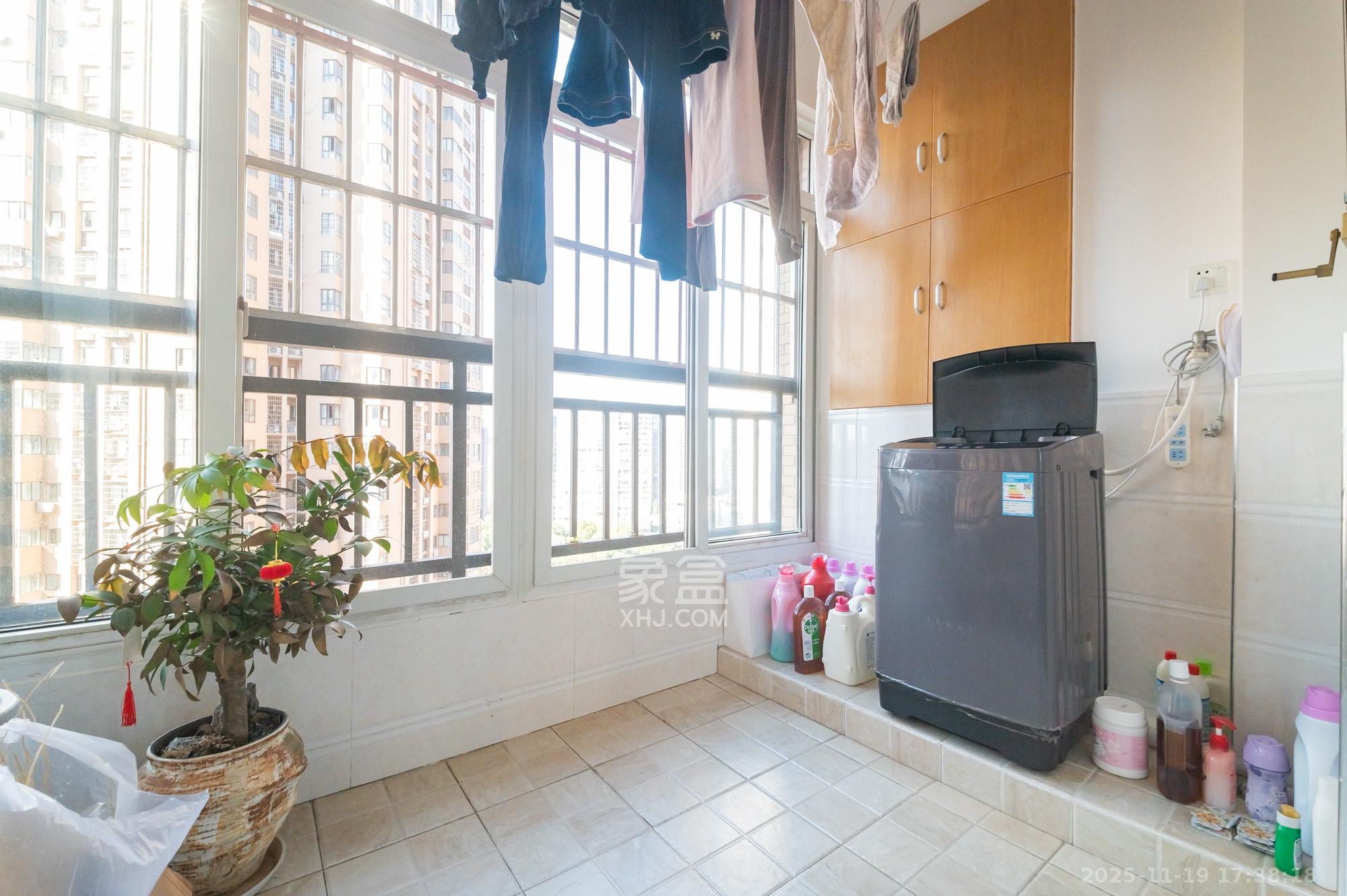 东方航标 1室0厅0卫 86.0万 东方航标 1室0厅0卫 86.0万阳台