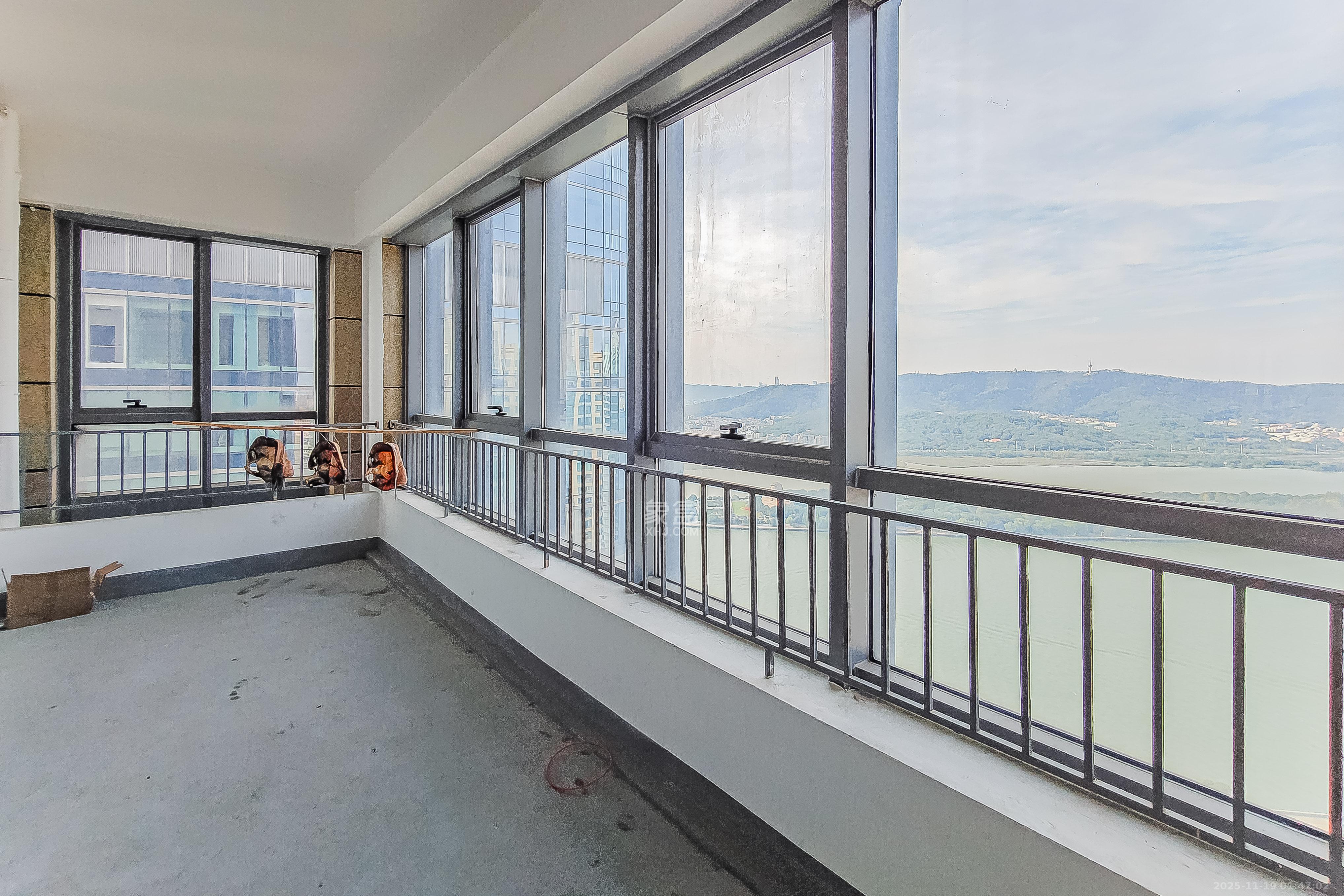 保利国际广场  4室2厅4卫    550.0万阳台