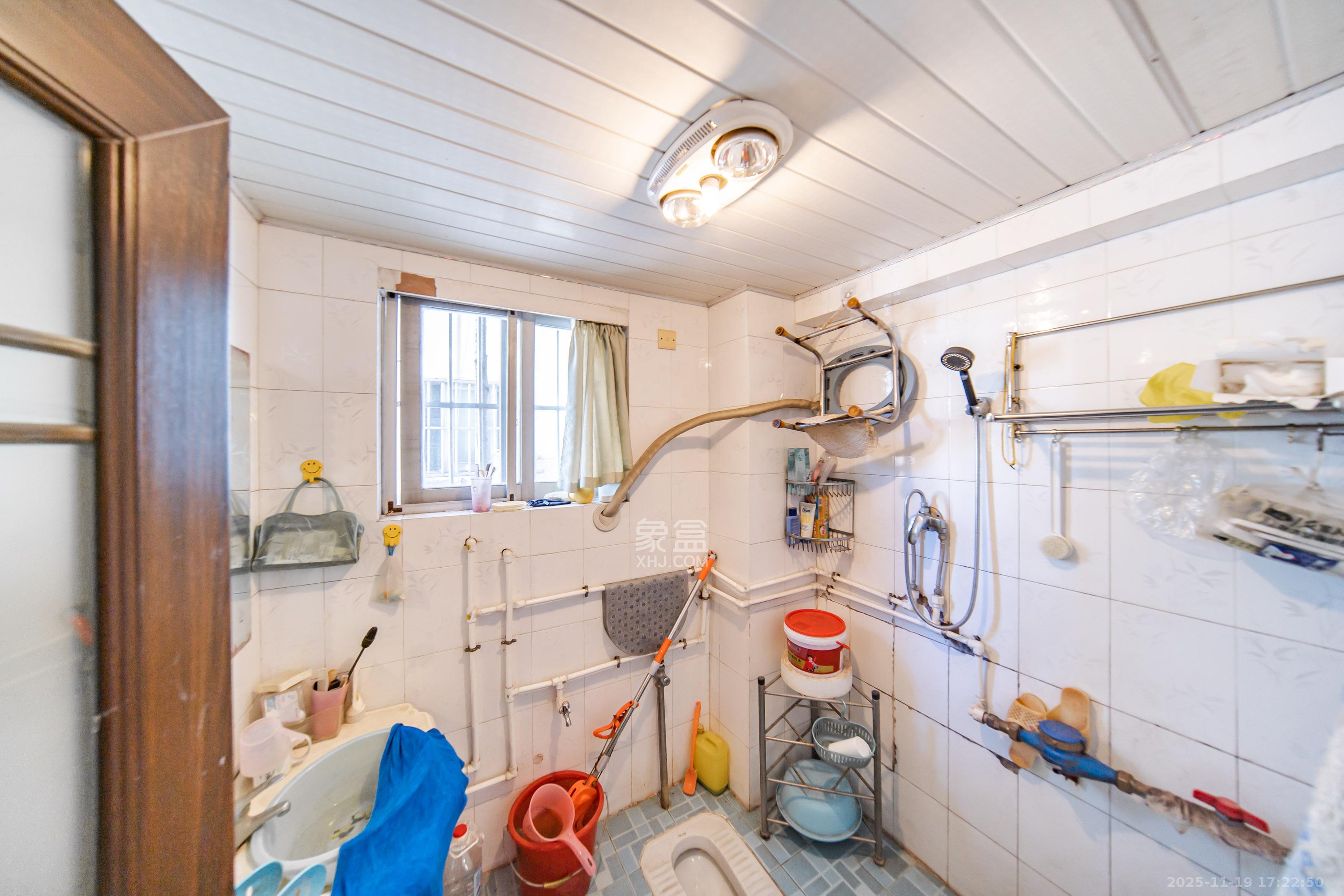 金帆小区  3室2厅2卫    55.0万卫生间