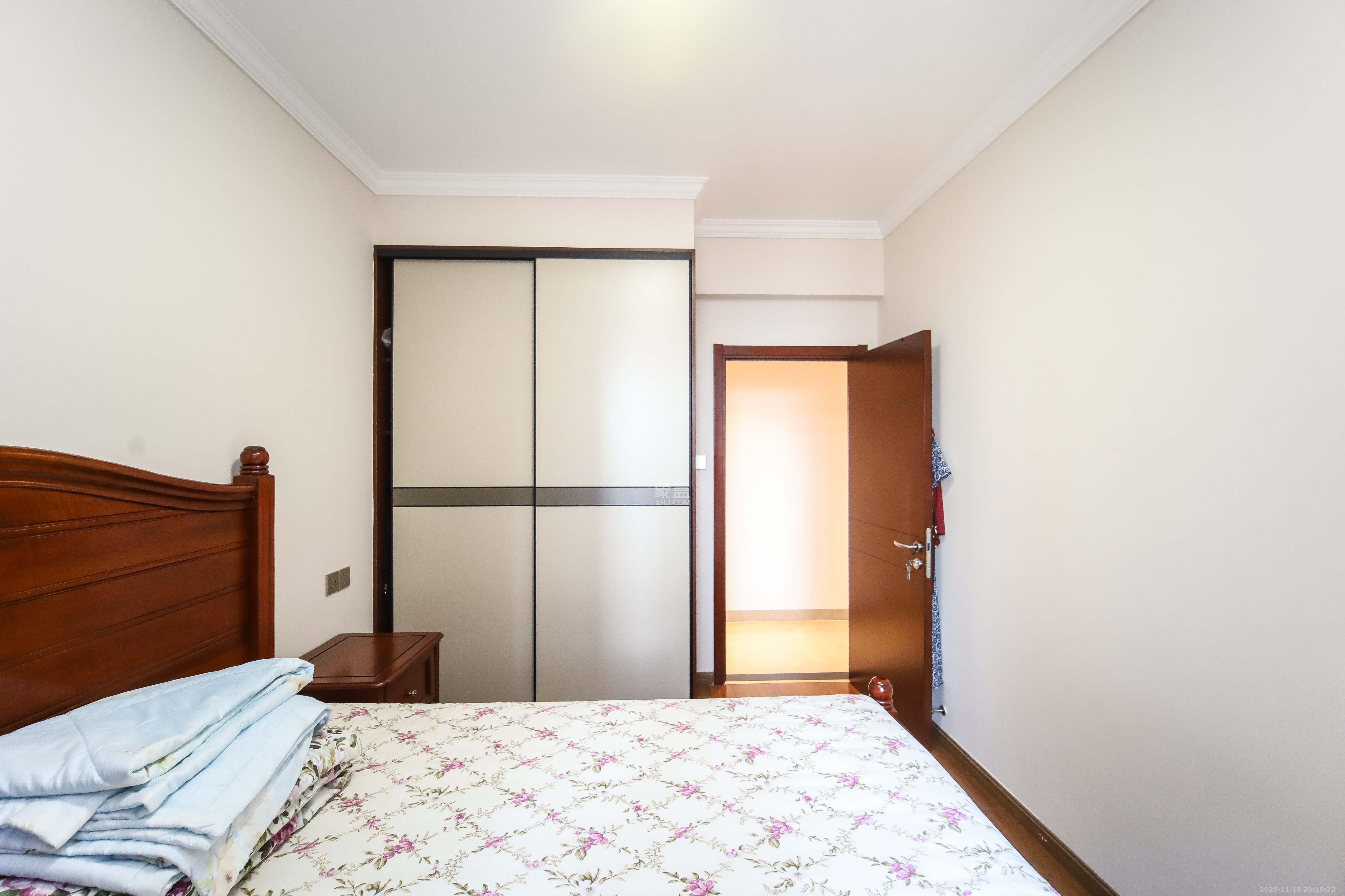 江河东澜湾  4室2厅2卫    132.0万卧室