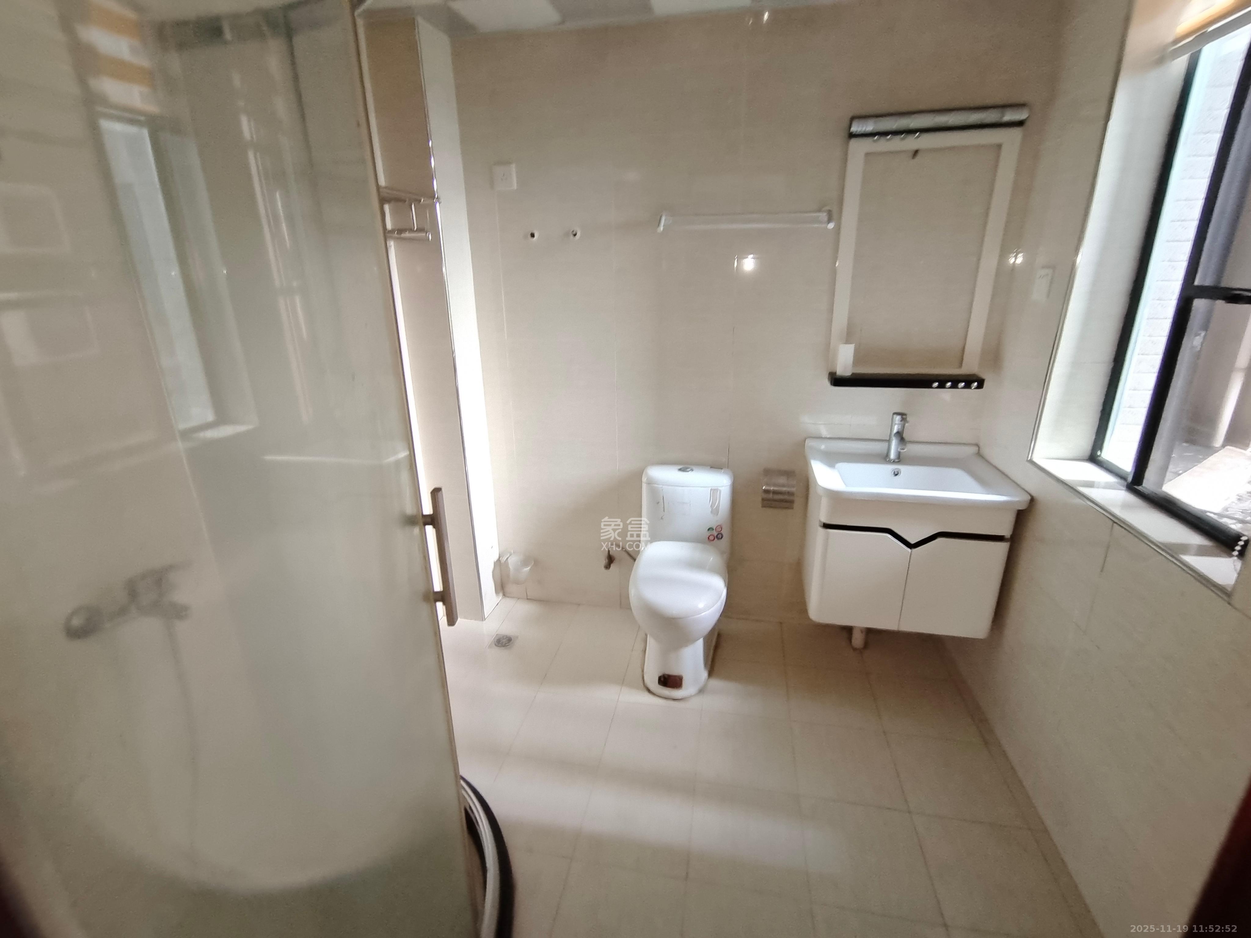 藏珑湖上国际花园  3室2厅2卫    2600.0元/月室内图