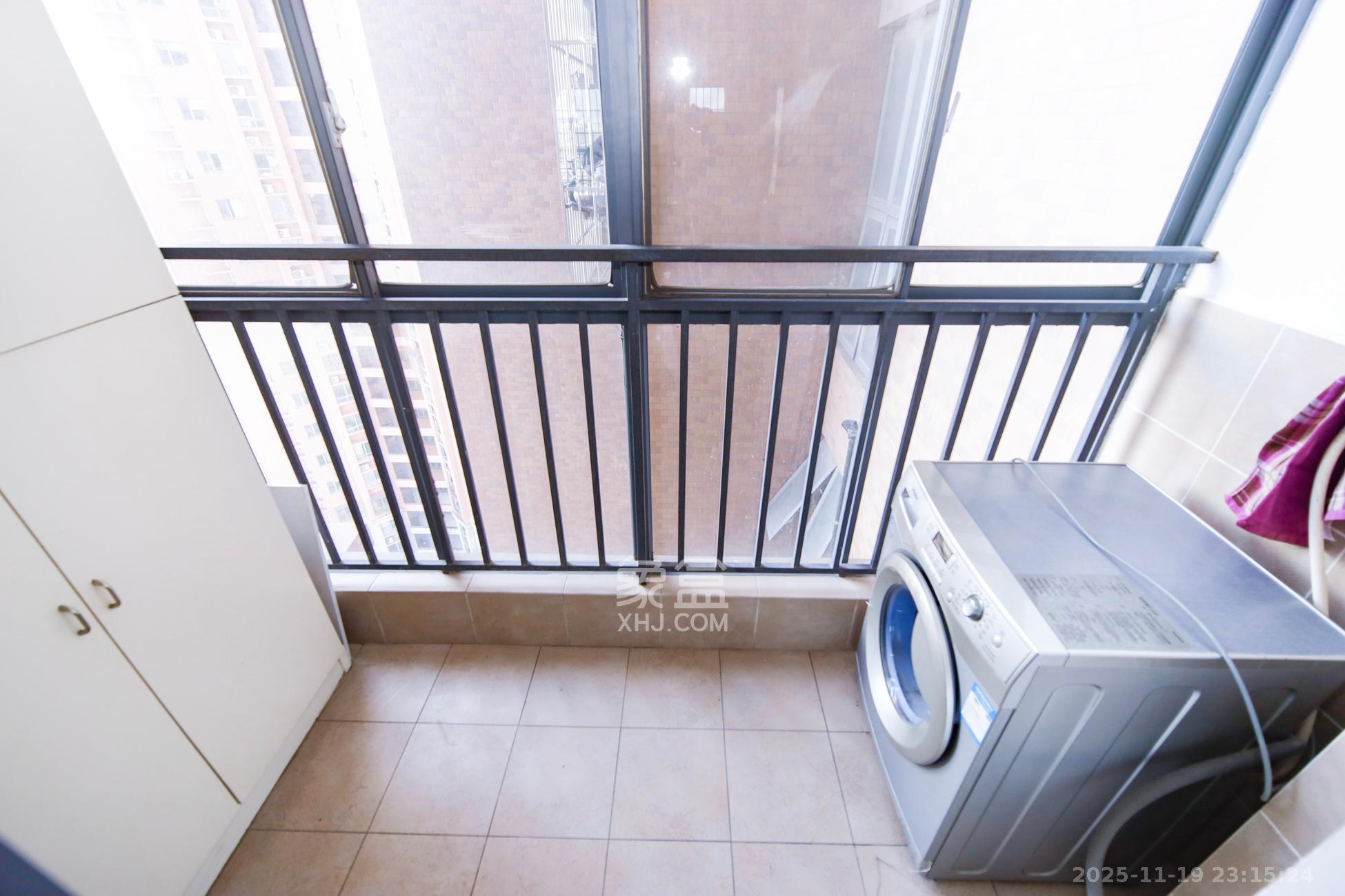 上海城小区  3室2厅2卫    108.0万阳台