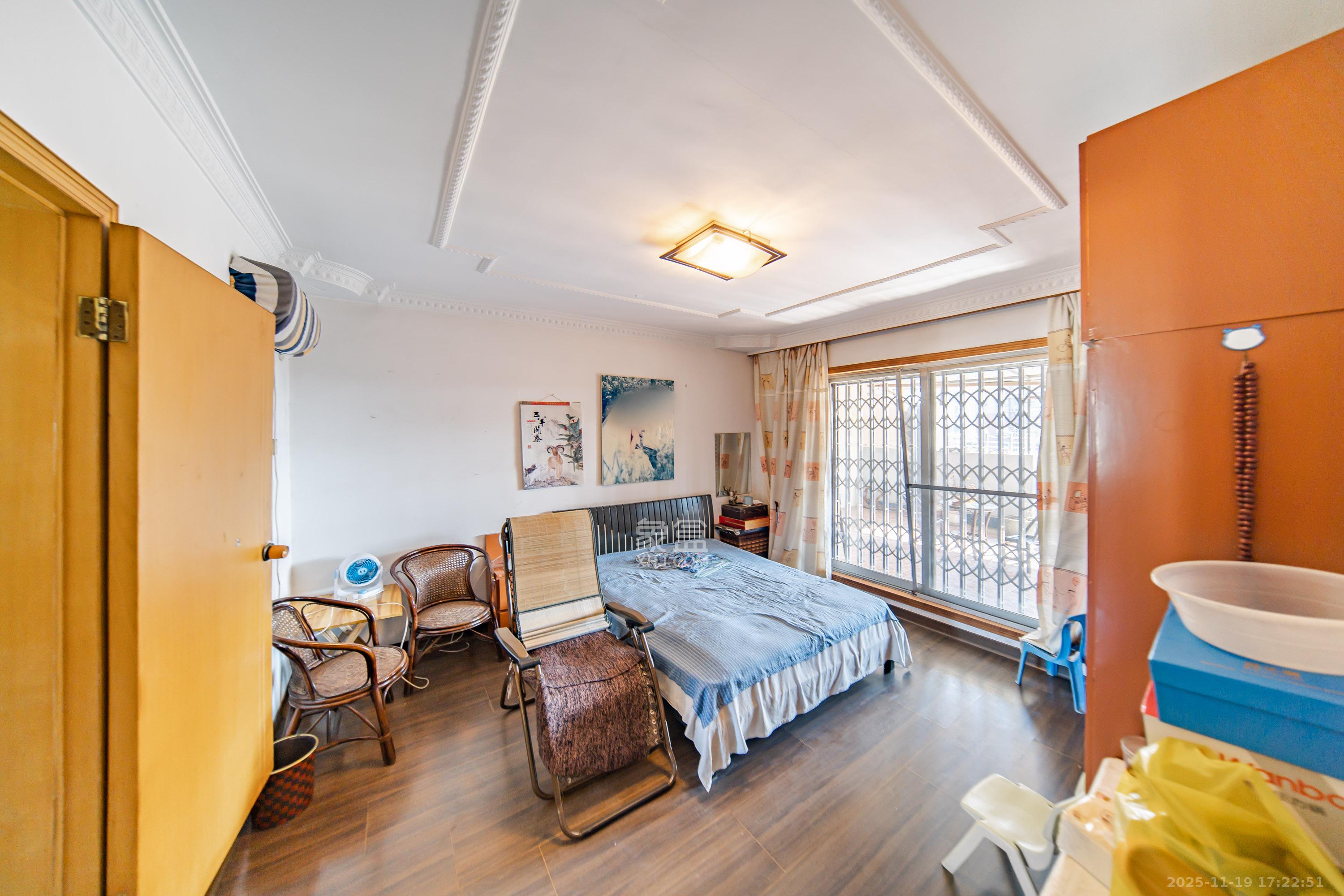 金帆小区  3室2厅2卫    55.0万卧室