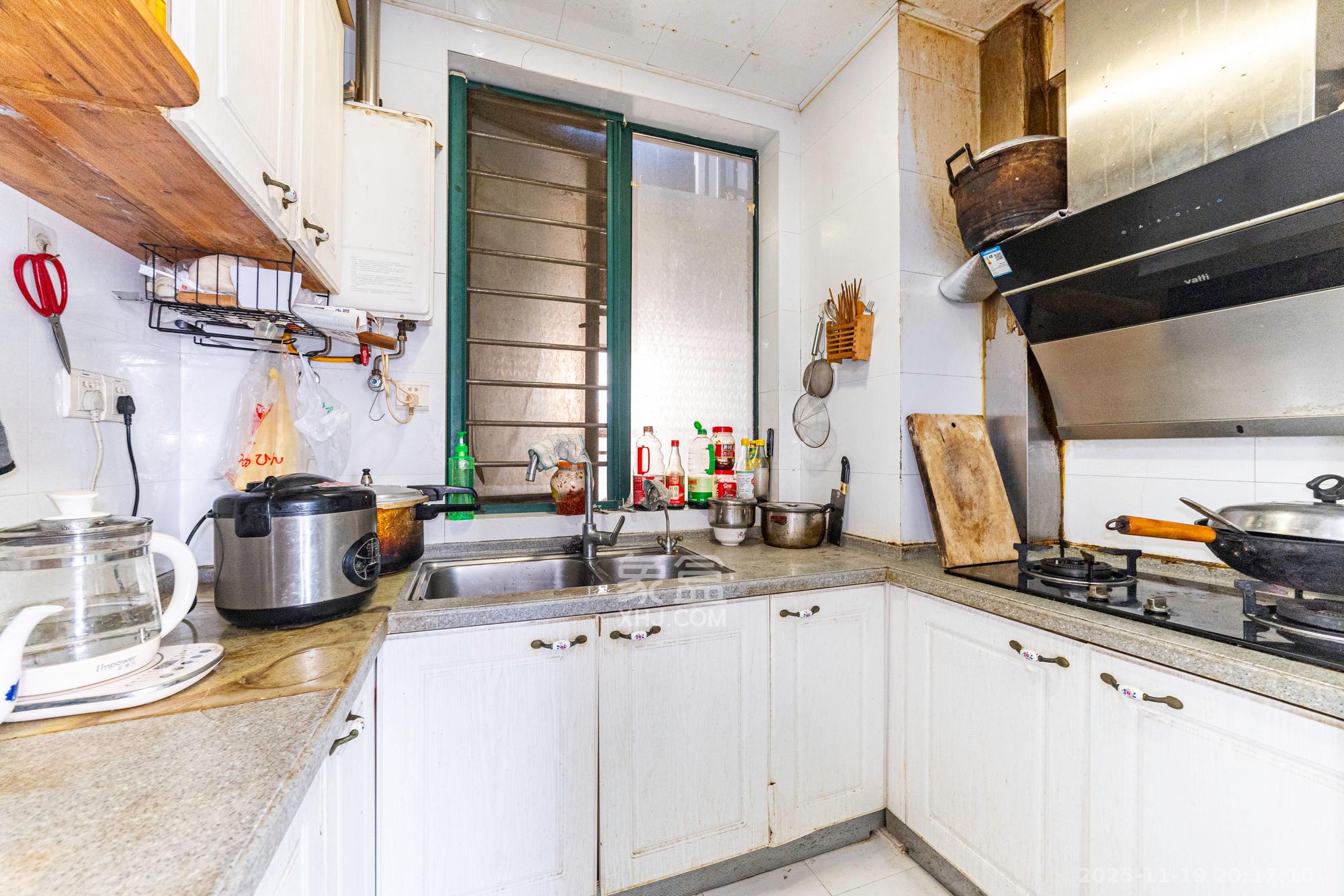 绿洲花园 3室2厅2卫 62.0万 绿洲花园 3室2厅2卫 62.0万厨房