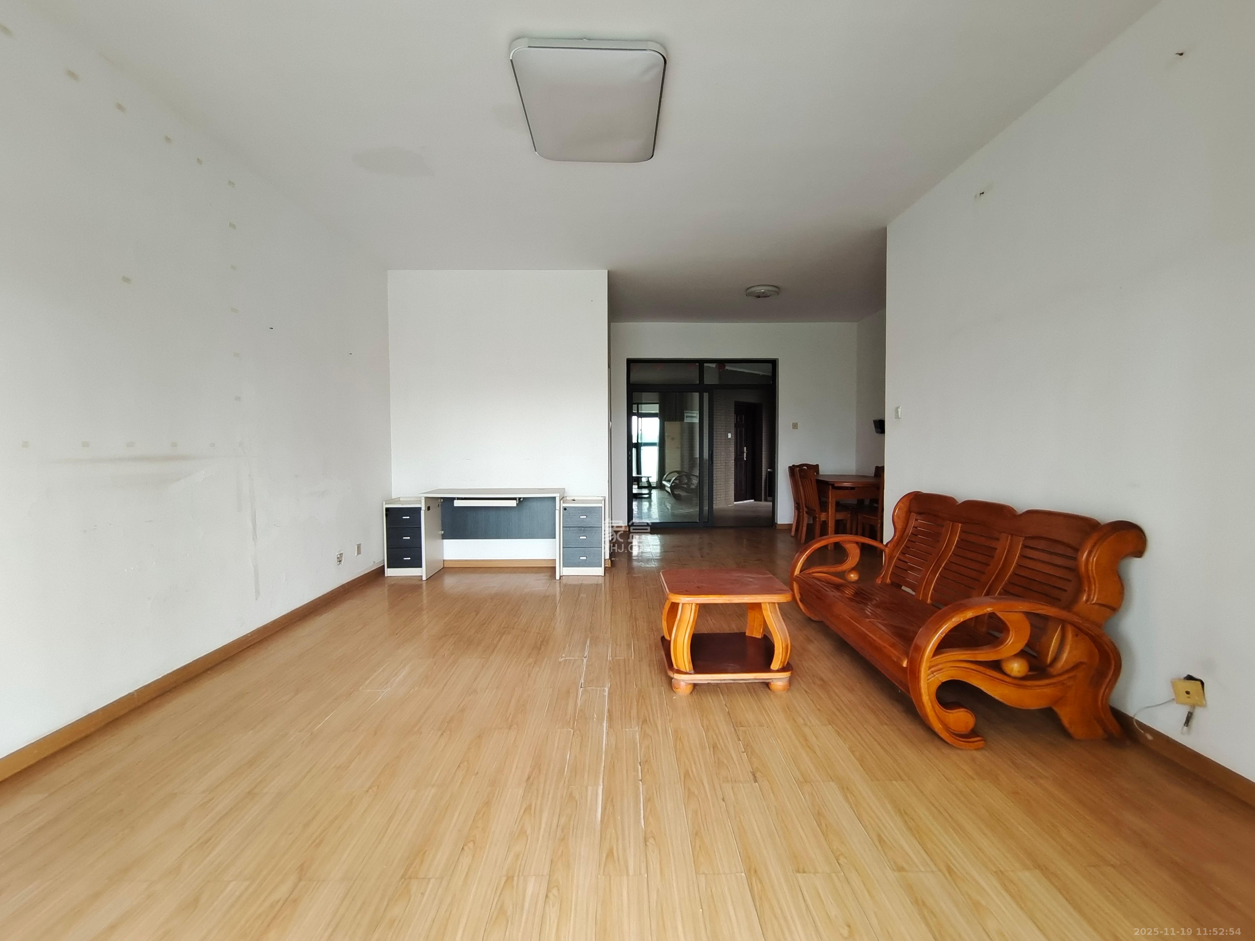 藏珑湖上国际花园 3室2厅2卫 2600.0元/月 藏珑湖上国际花园 3室2厅2卫 2600.0元/月室内图