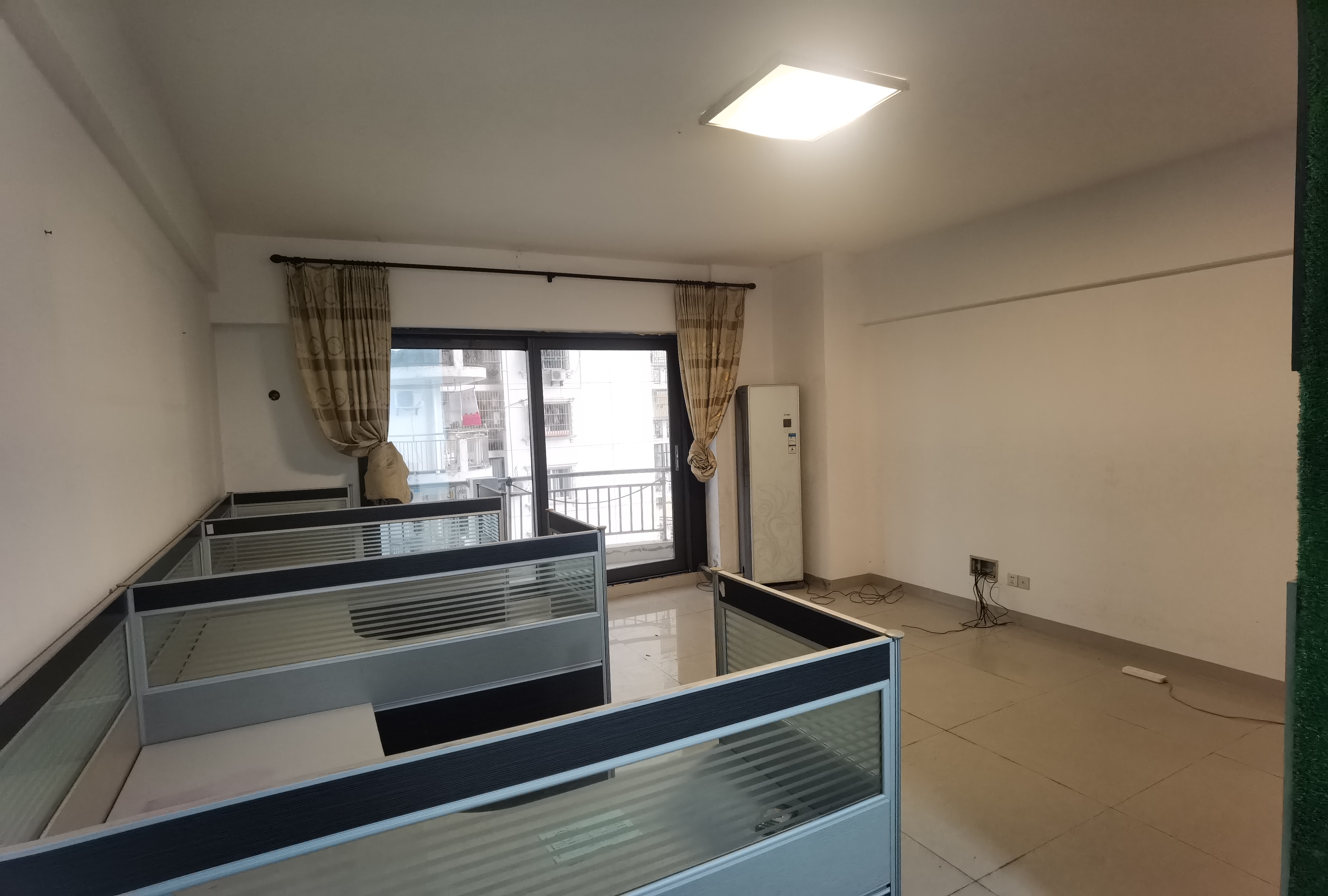 兴力国际大厦 4室1厅1卫 110.0万 兴力国际大厦 4室1厅1卫 110.0万客厅