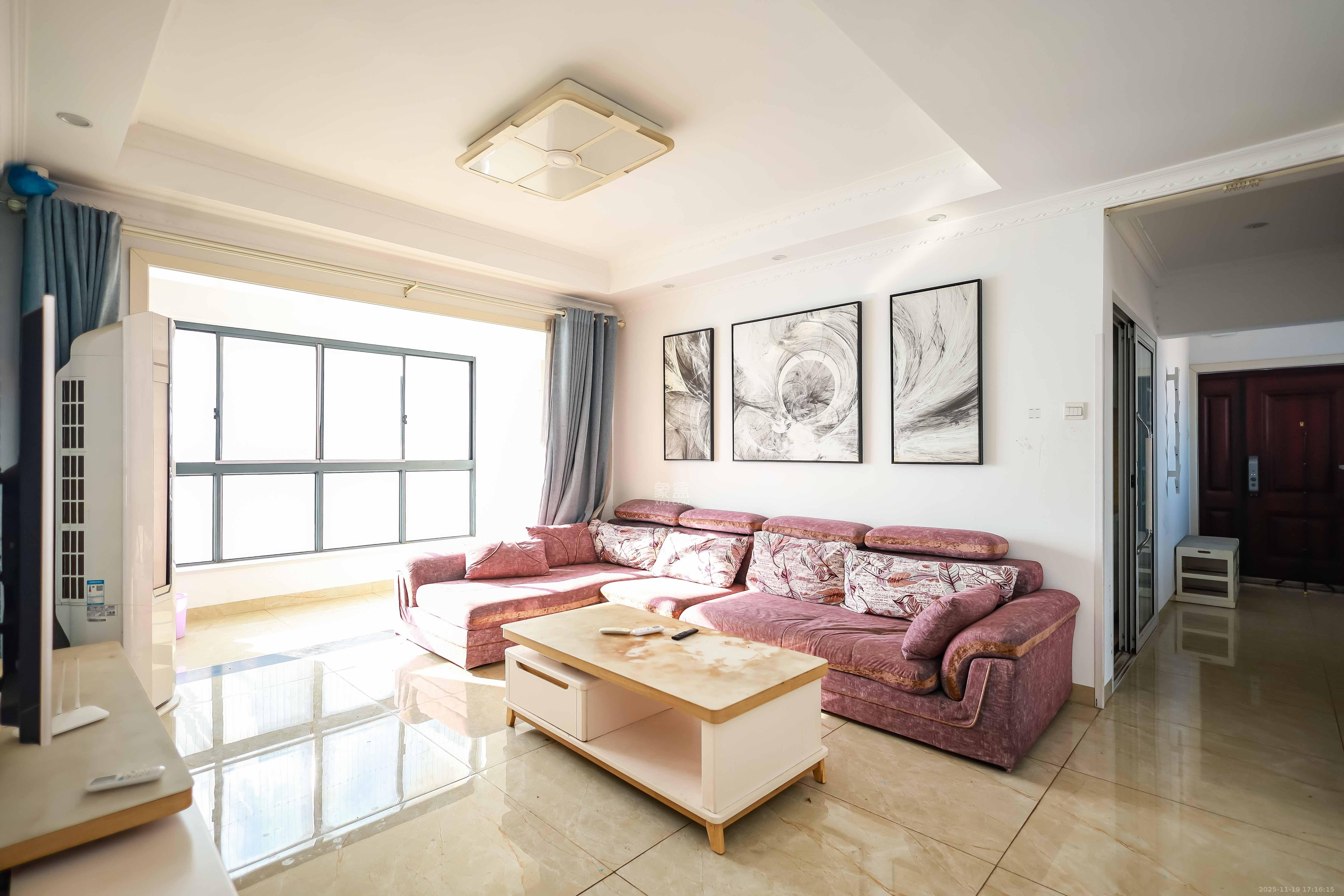 天麓尚层  3室2厅2卫    85.0万客厅