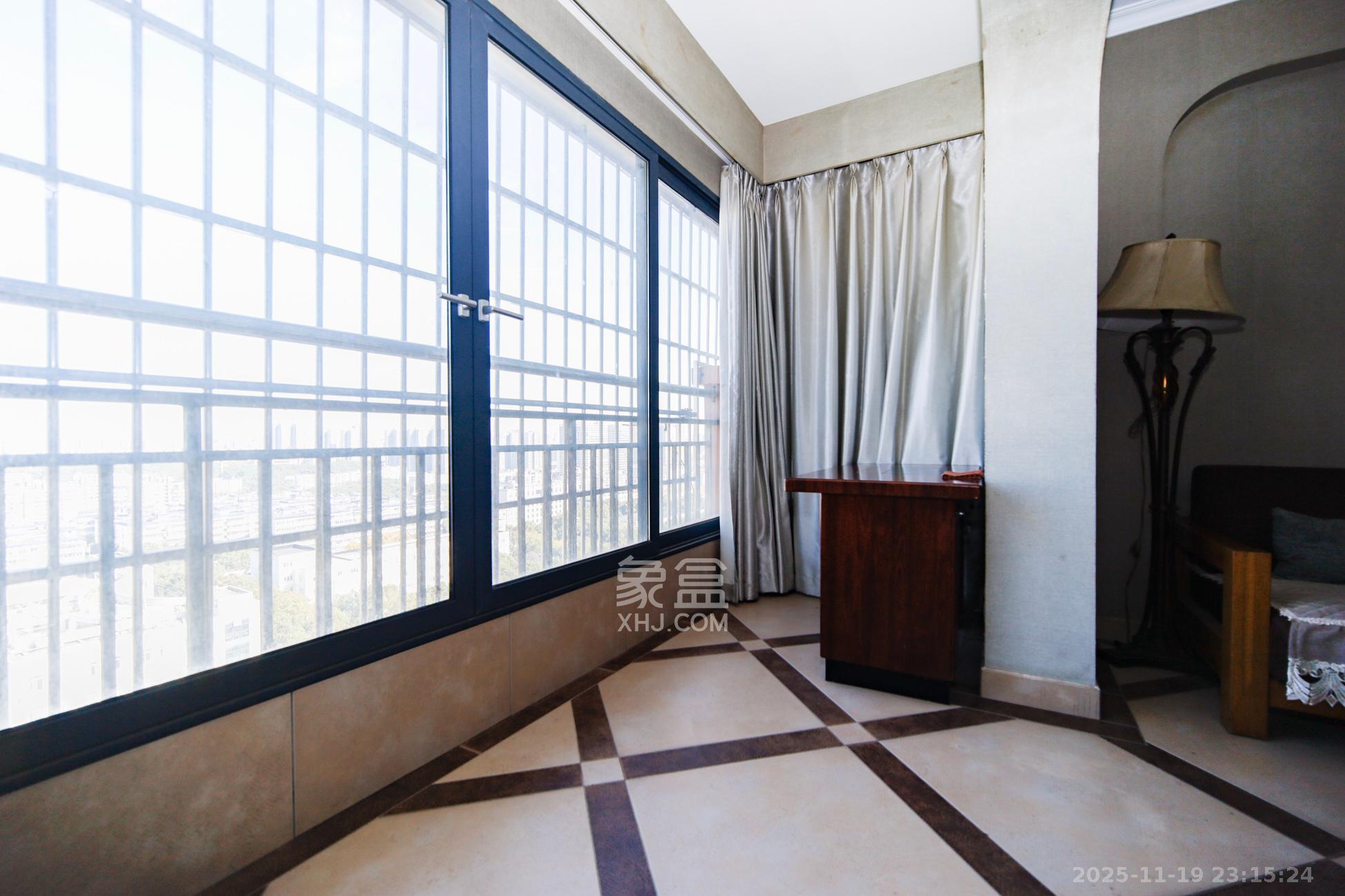 上海城小区  3室2厅2卫    108.0万阳台