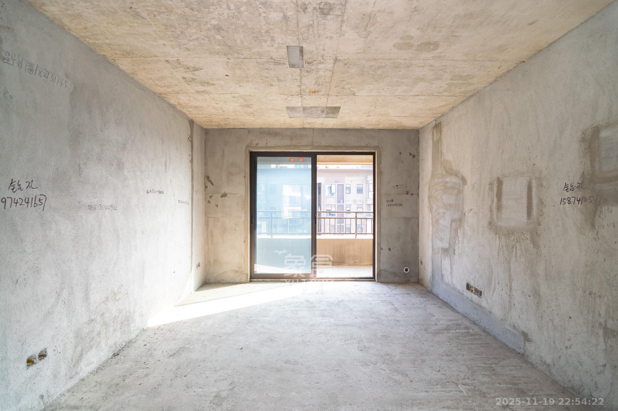 大汉汉府一期 4室2厅2卫 68.0万 大汉汉府一期 4室2厅2卫 68.0万客厅