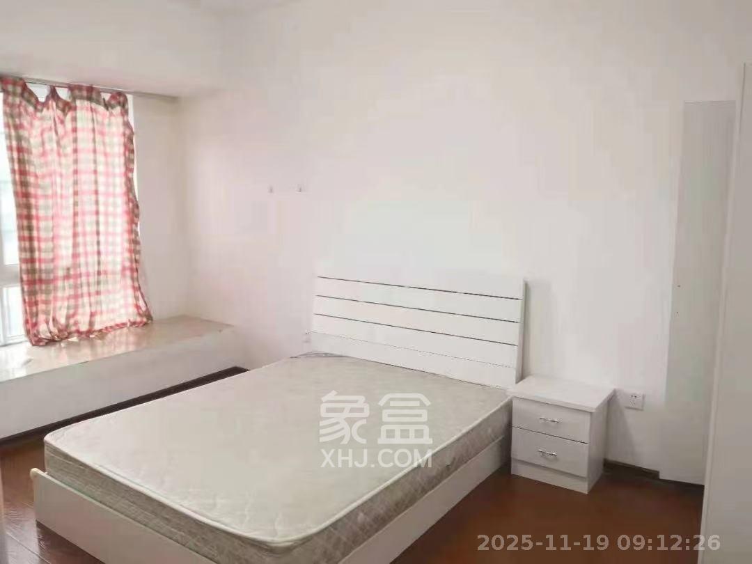 天麓尚层  3室2厅1卫    1800.0元/月室内图