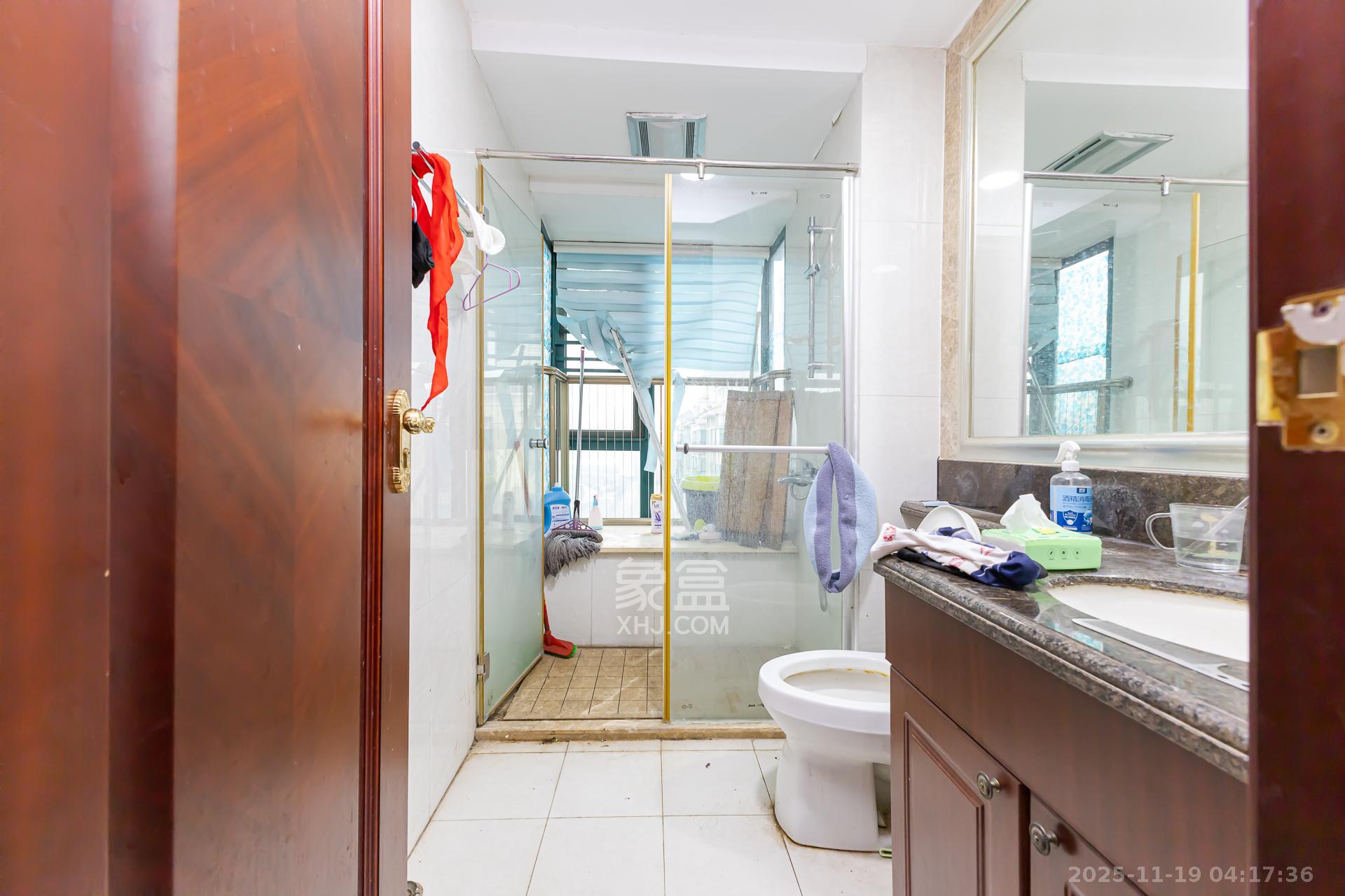 恒大名都  4室2厅2卫    100.0万卫生间