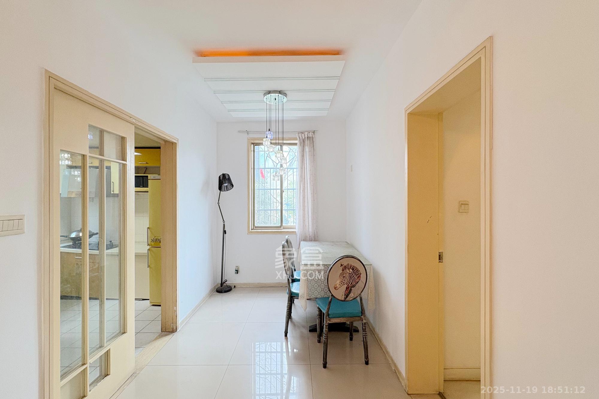 东南明苑  3室2厅2卫    85.0万客厅