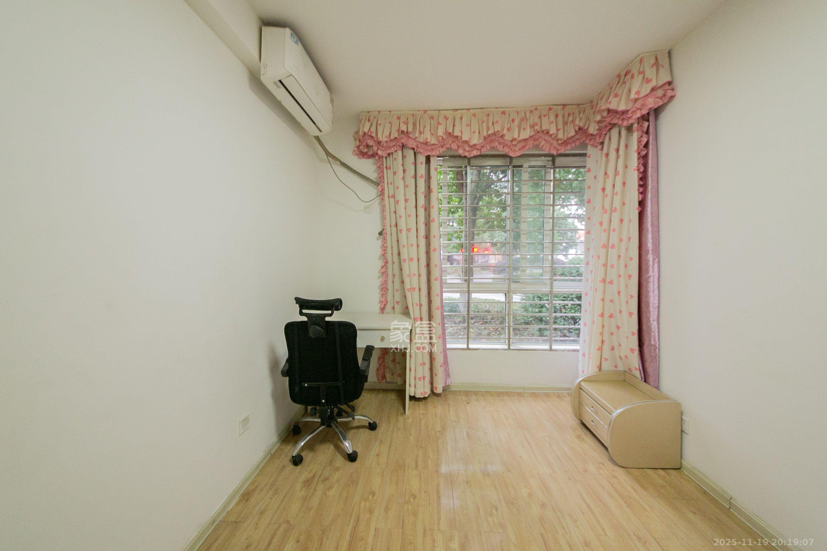 山语城一期  3室2厅2卫    2000.0元/月室内图