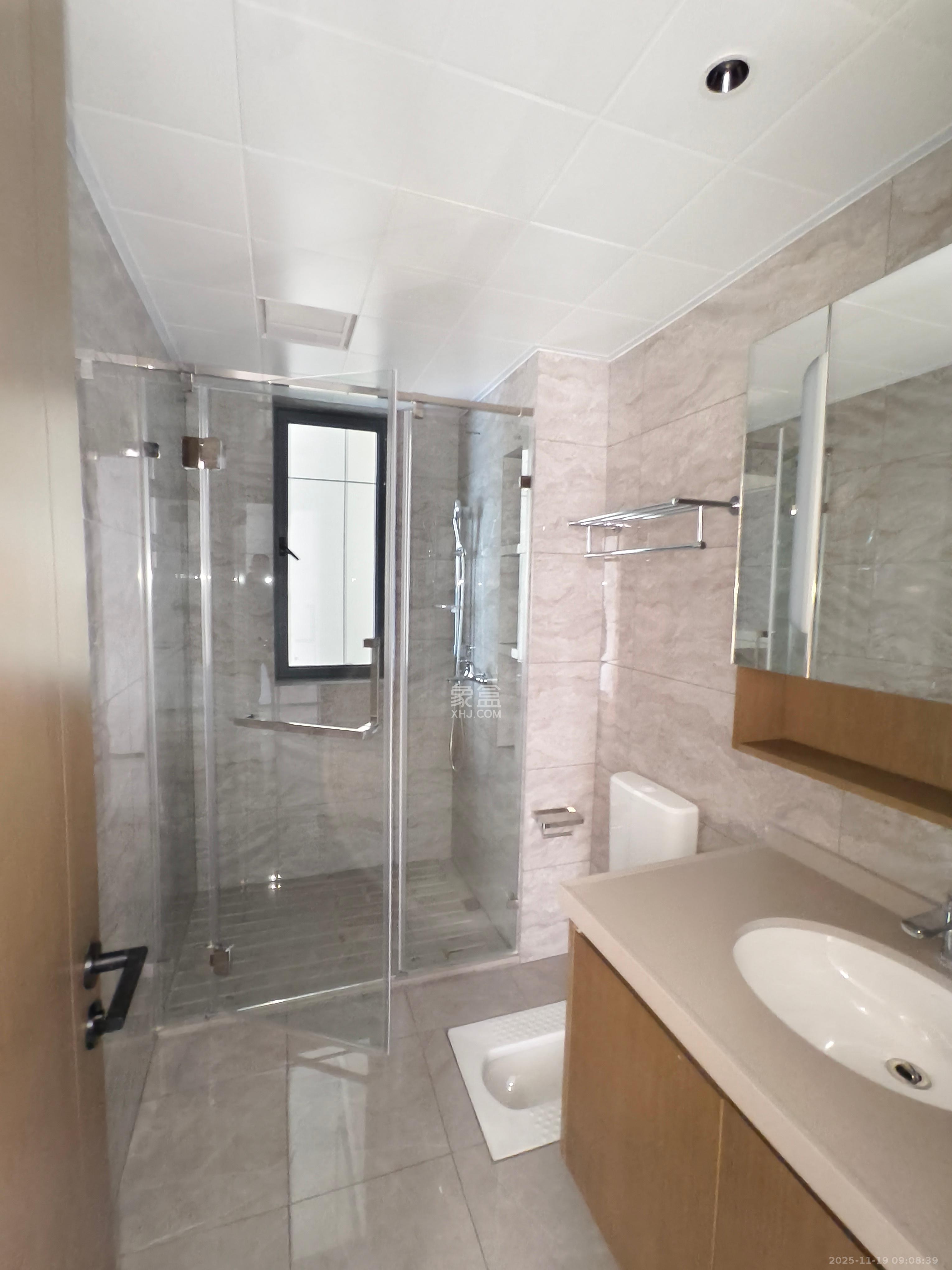 长房悦香山 3室2厅2卫 3300.0元/月 长房悦香山 3室2厅2卫 3300.0元/月室内图