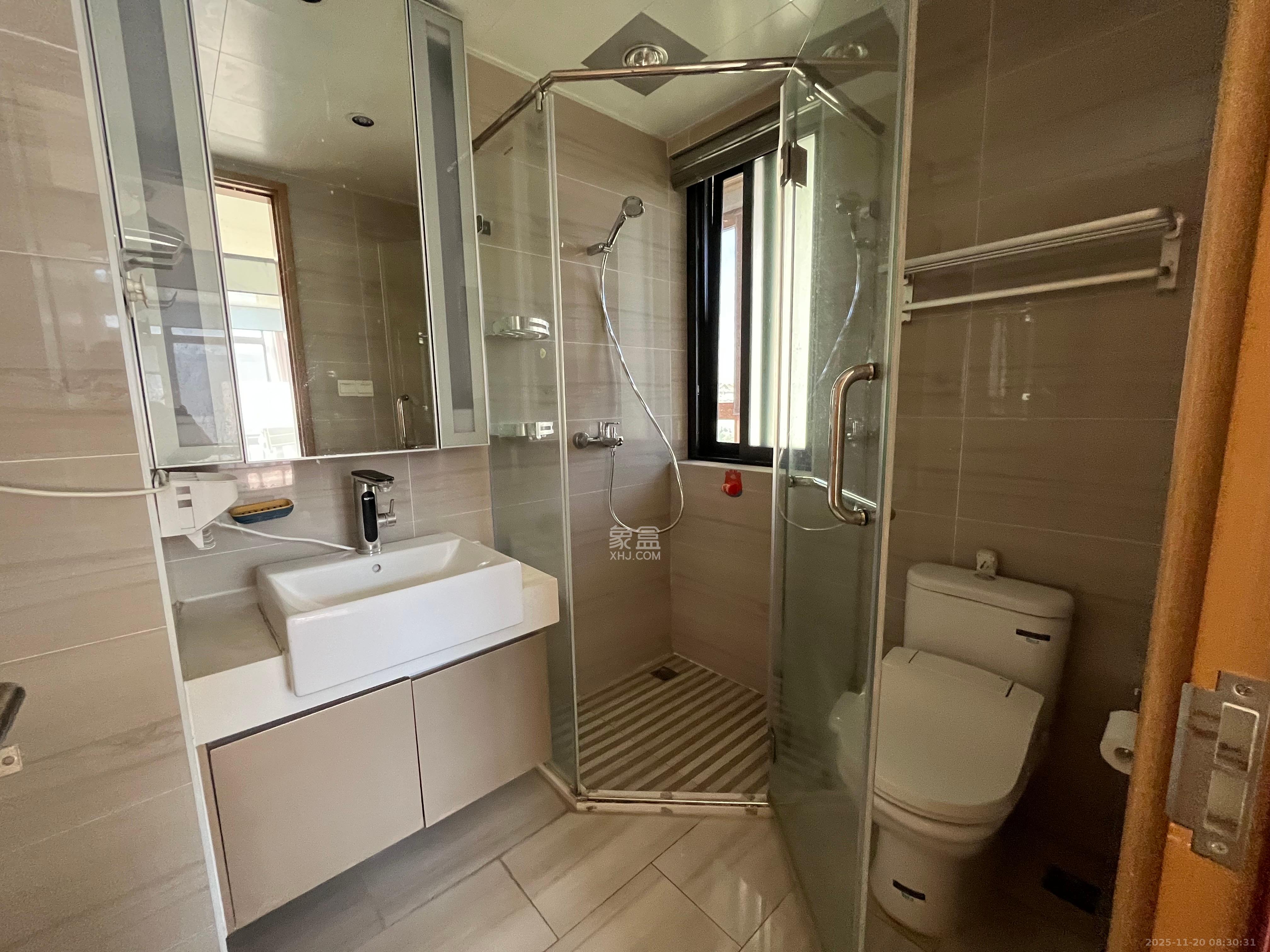 阳光100一期、四五期 3室2厅2卫 3300.0元/月 阳光100一期、四五期 3室2厅2卫 3300.0元/月室内图