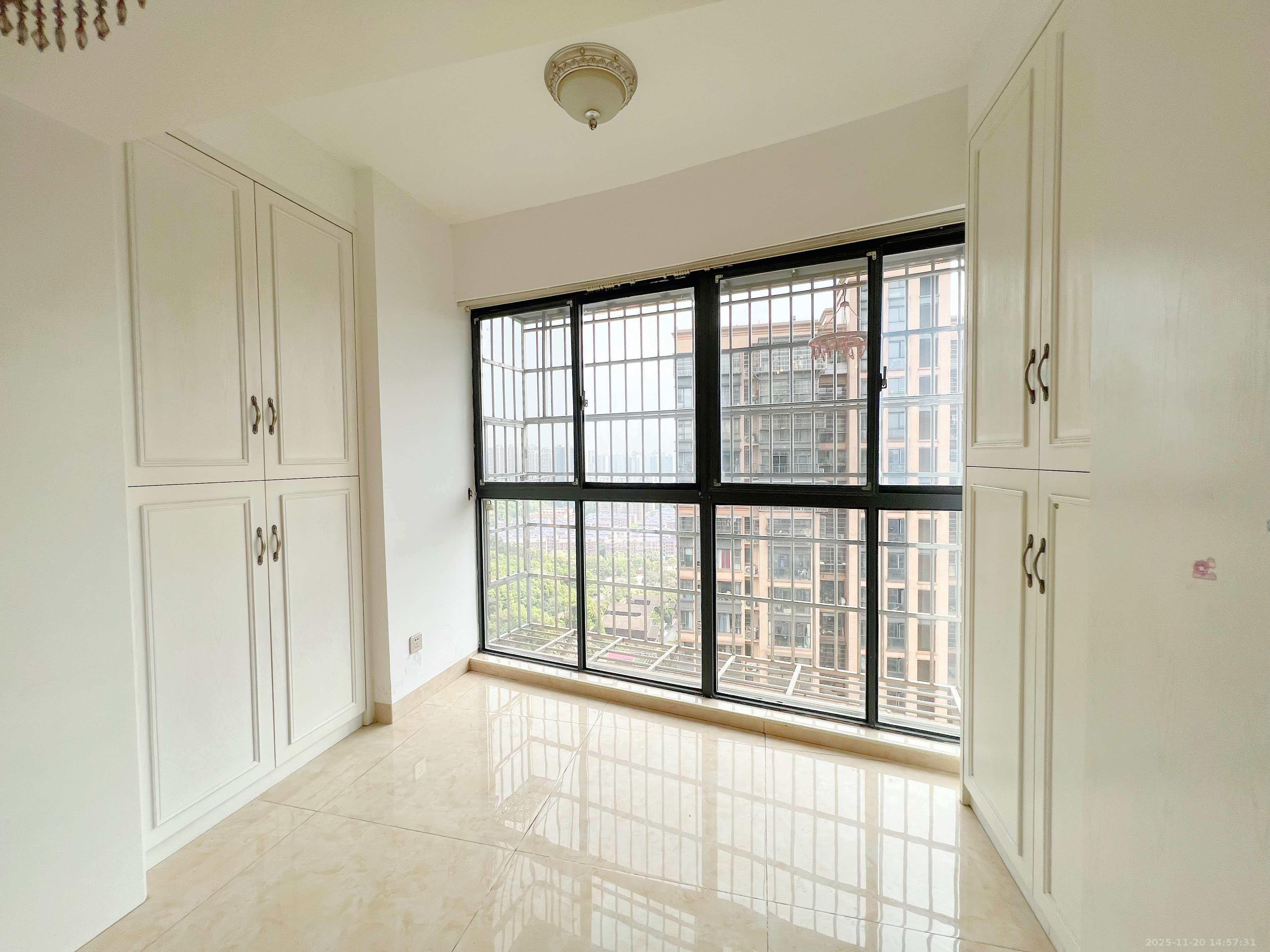 中城丽景香山园 3室2厅2卫 3500.0元/月 中城丽景香山园 3室2厅2卫 3500.0元/月室内图