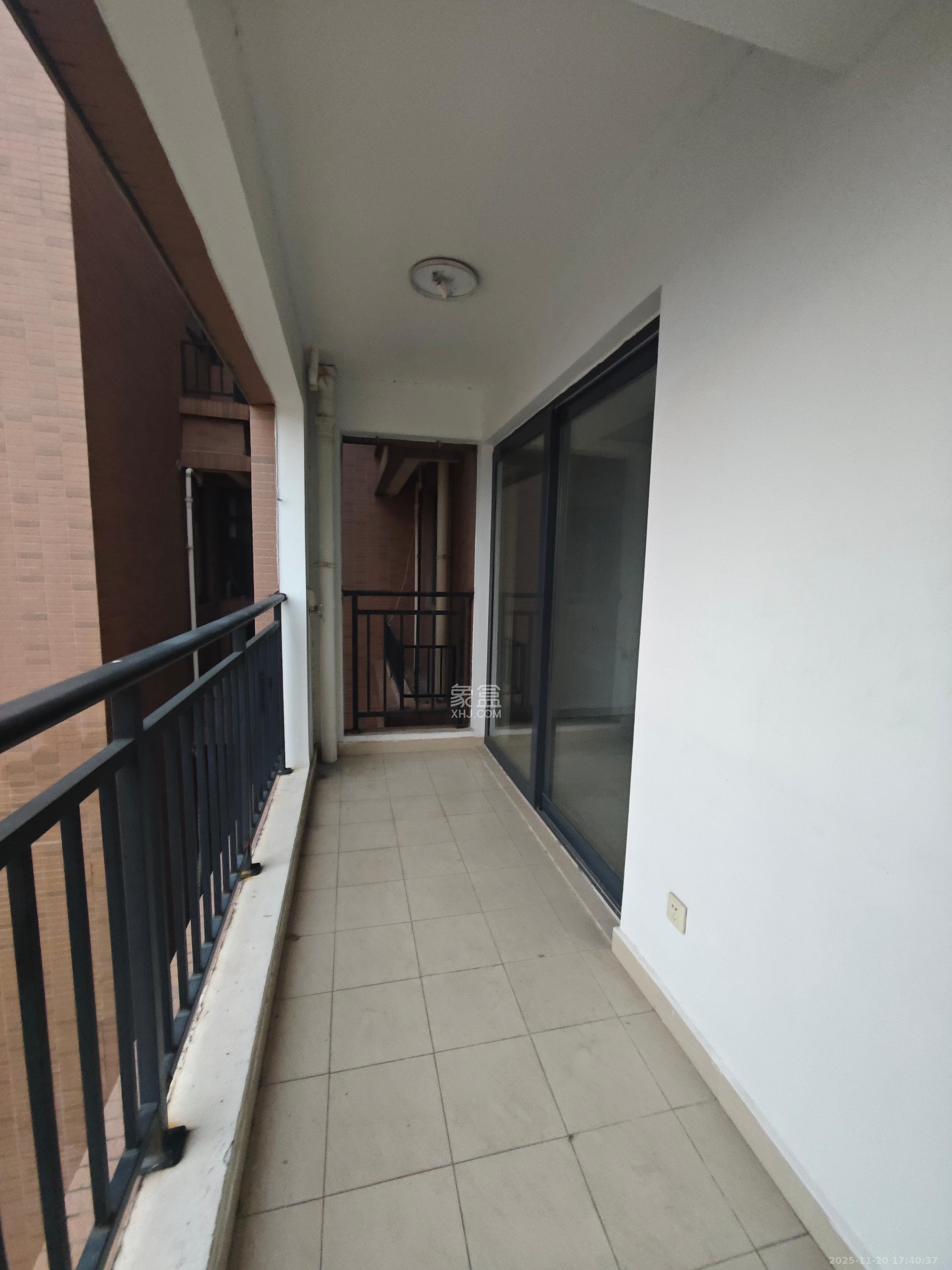 三一街区  3室2厅2卫    2000.0元/月