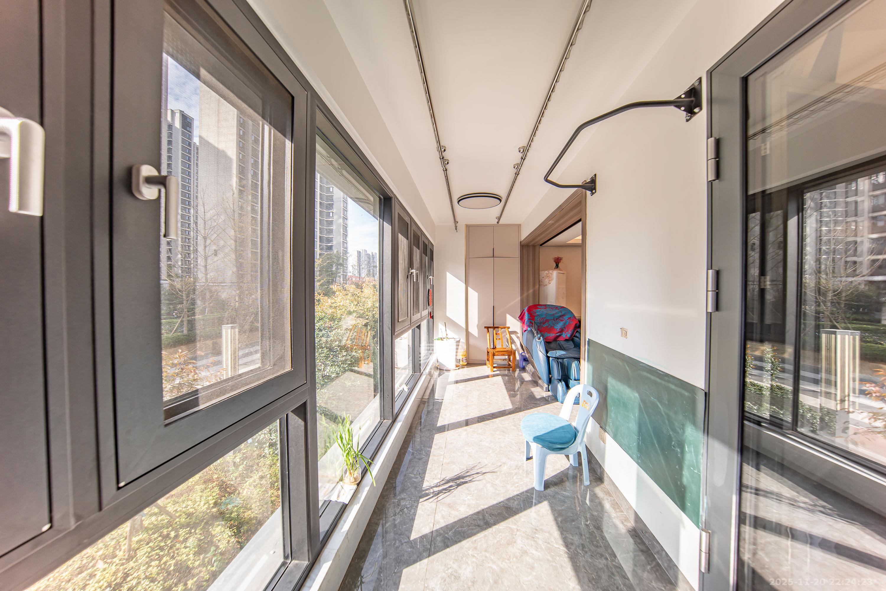 中海阅麓山一期 4室2厅2卫 198.0万 中海阅麓山一期 4室2厅2卫 198.0万阳台