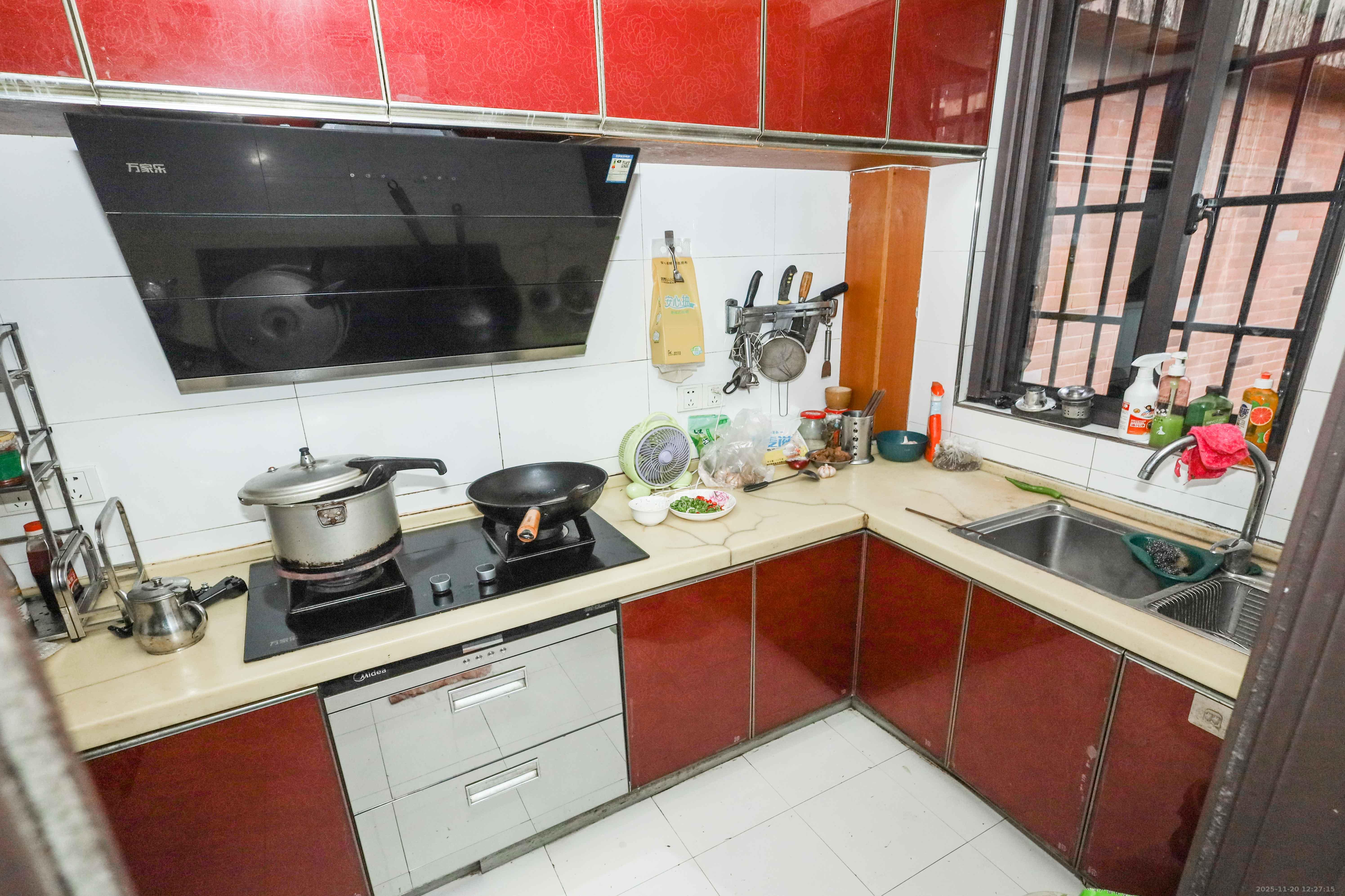 保利麓谷林语E区  3室2厅1卫    65.0万厨房