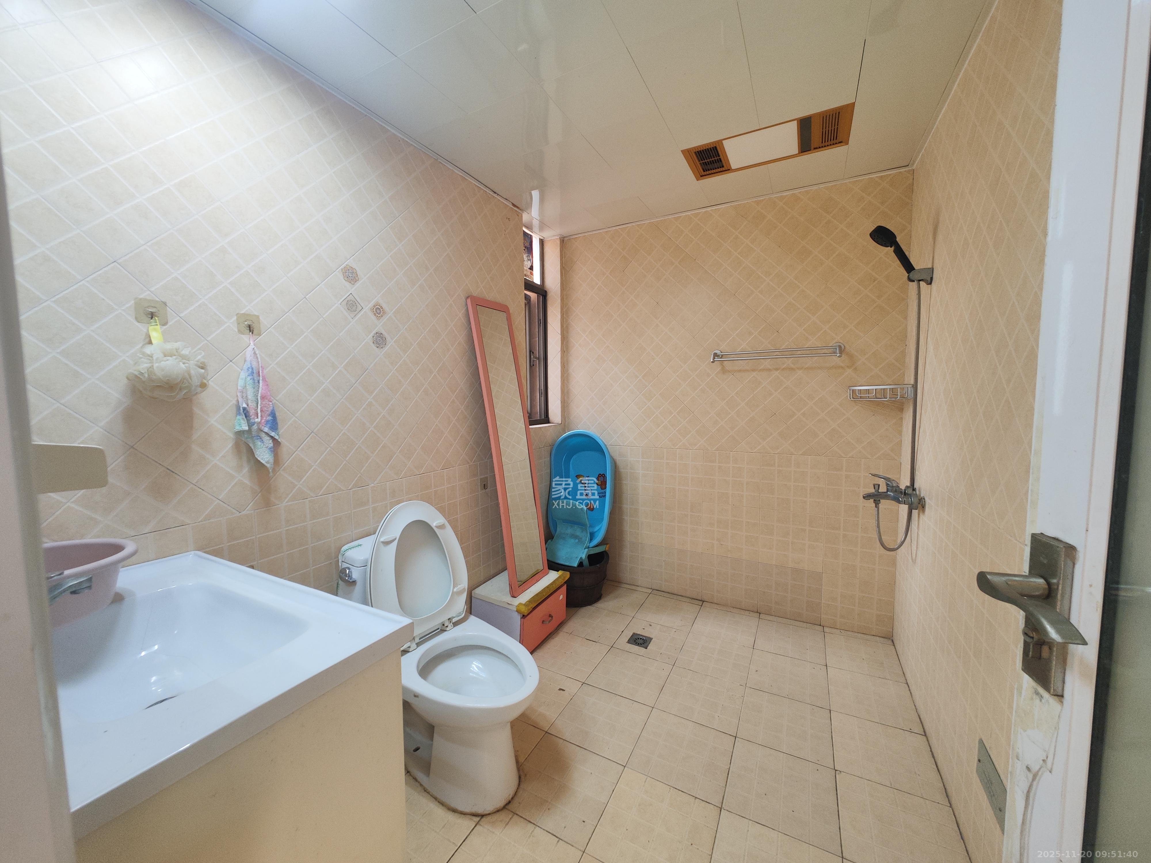 米兰春天  3室2厅2卫    2000.0元/月室内图