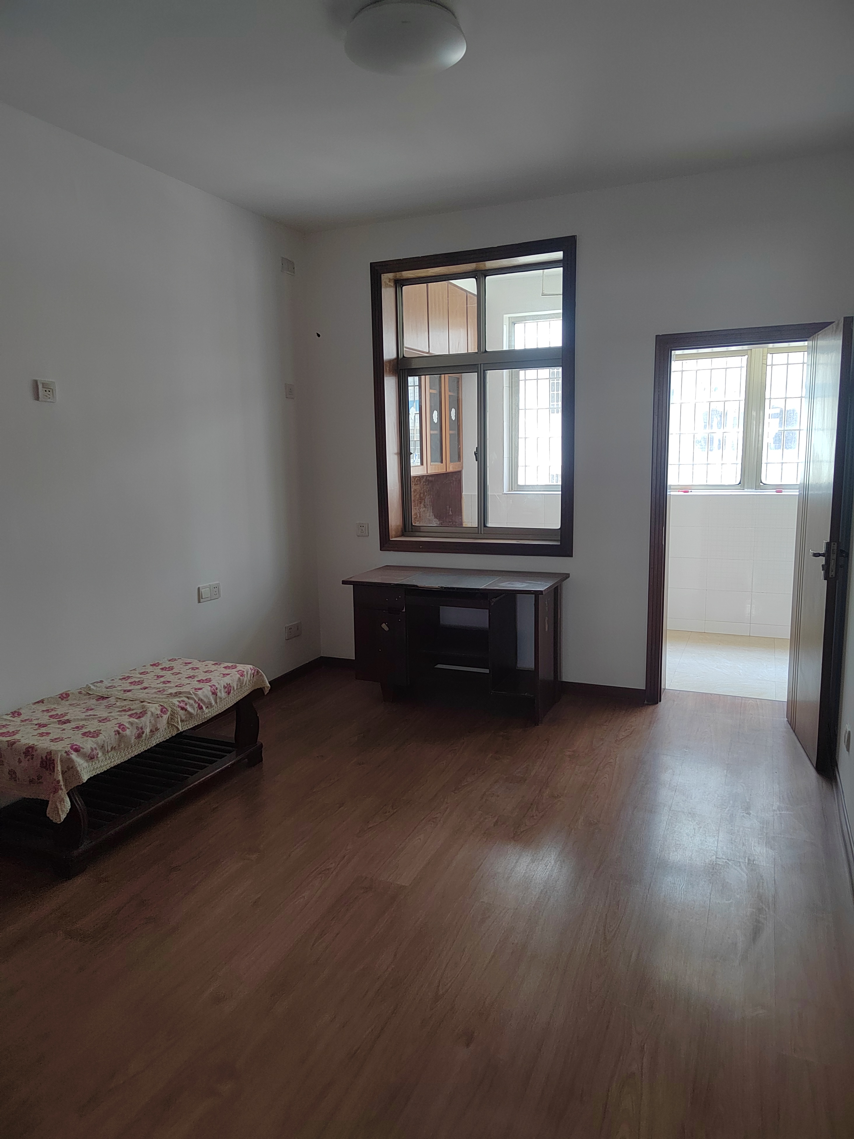 市人大政协机关大院住宅区(老市委) 2室1厅1卫 850.00元/月 市人大政协机关大院住宅区(老市委) 2室1厅1卫 850.00元/月室内图