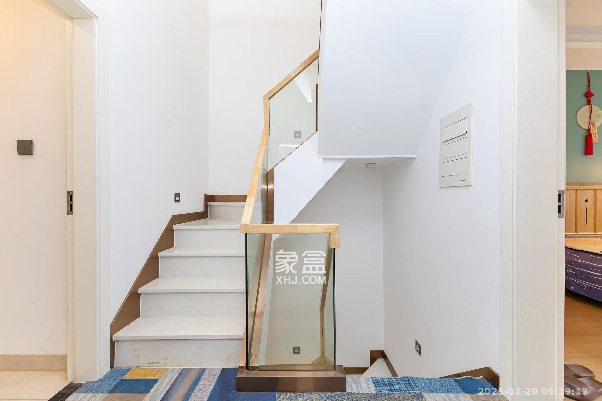 盈峰翠邸 5室3厅3卫 9800.0元/月 盈峰翠邸 5室3厅3卫 9800.0元/月室内图