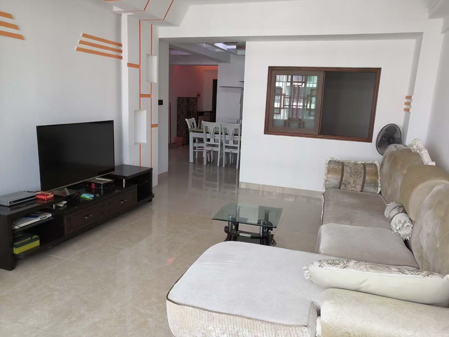 华贸大厦（华贸花苑）  3室2厅1卫    2400.0元/月