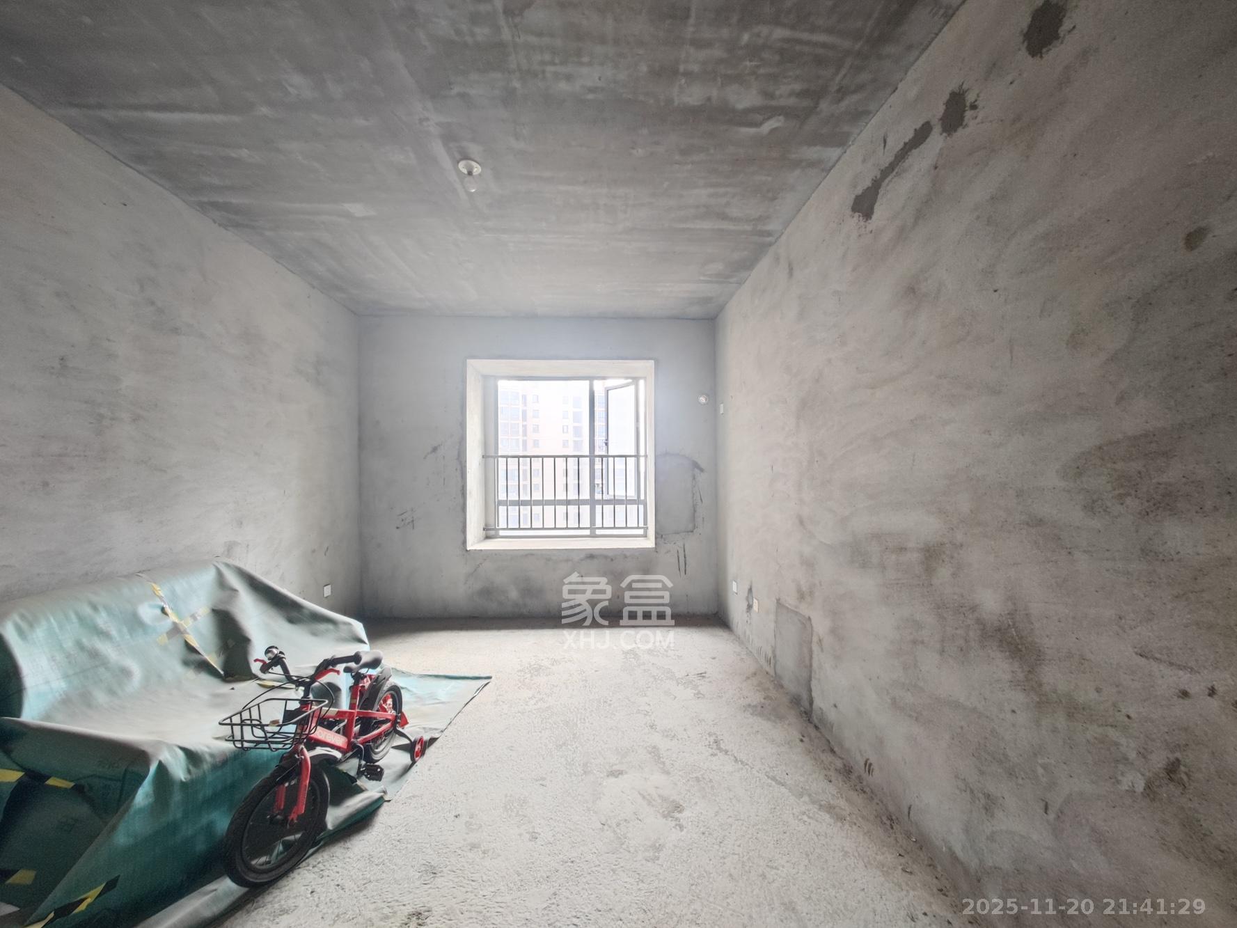 西湖鸿运佳苑  4室2厅2卫    96.8万卧室