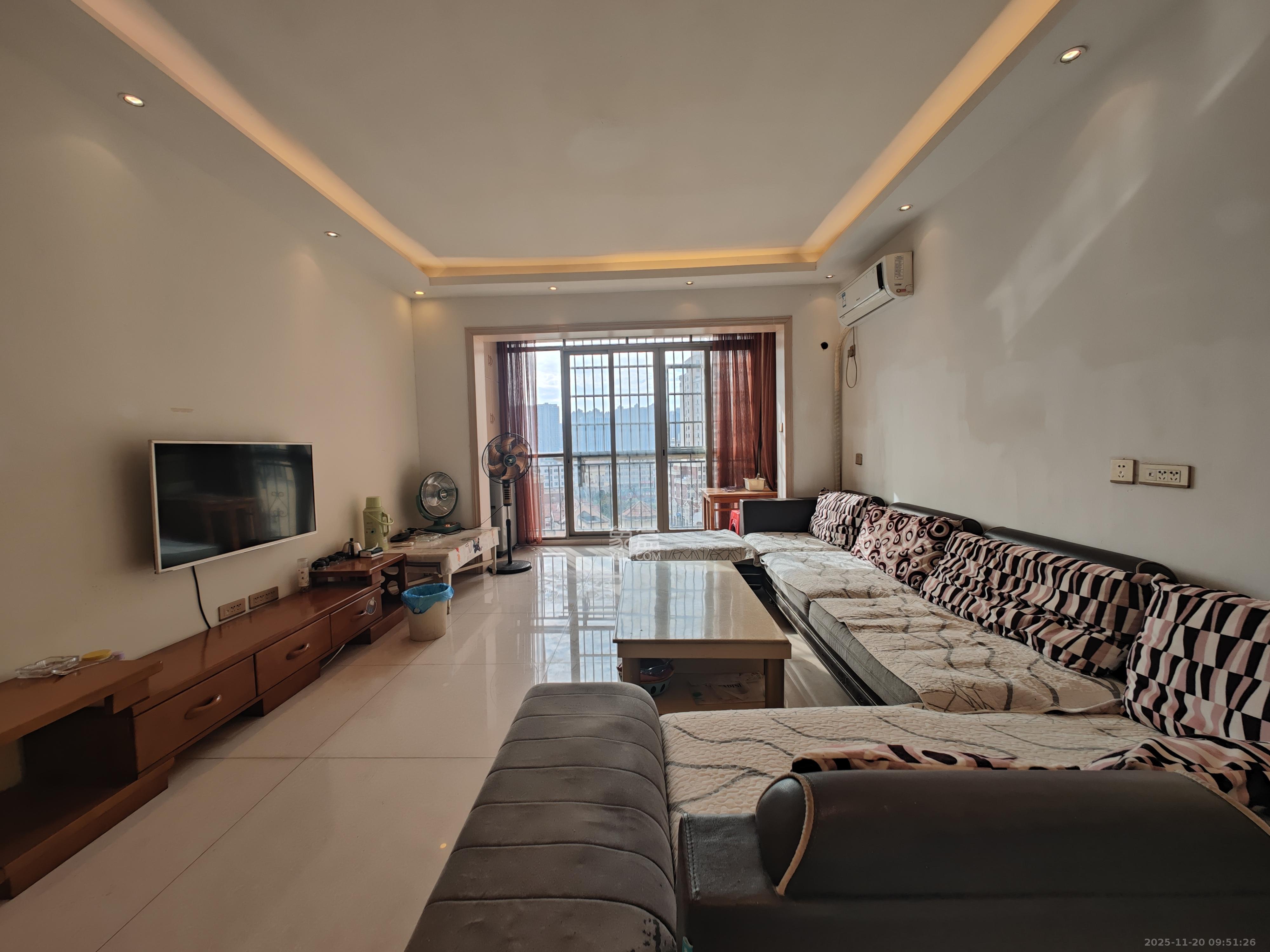 米兰春天  3室2厅2卫    2000.0元/月室内图