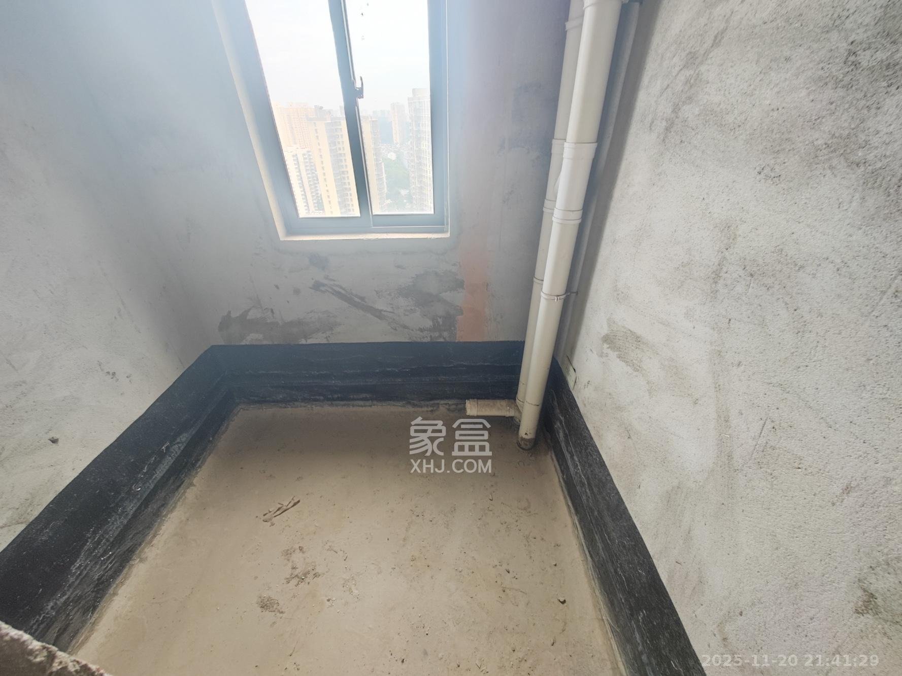 西湖鸿运佳苑  4室2厅2卫    96.8万卫生间