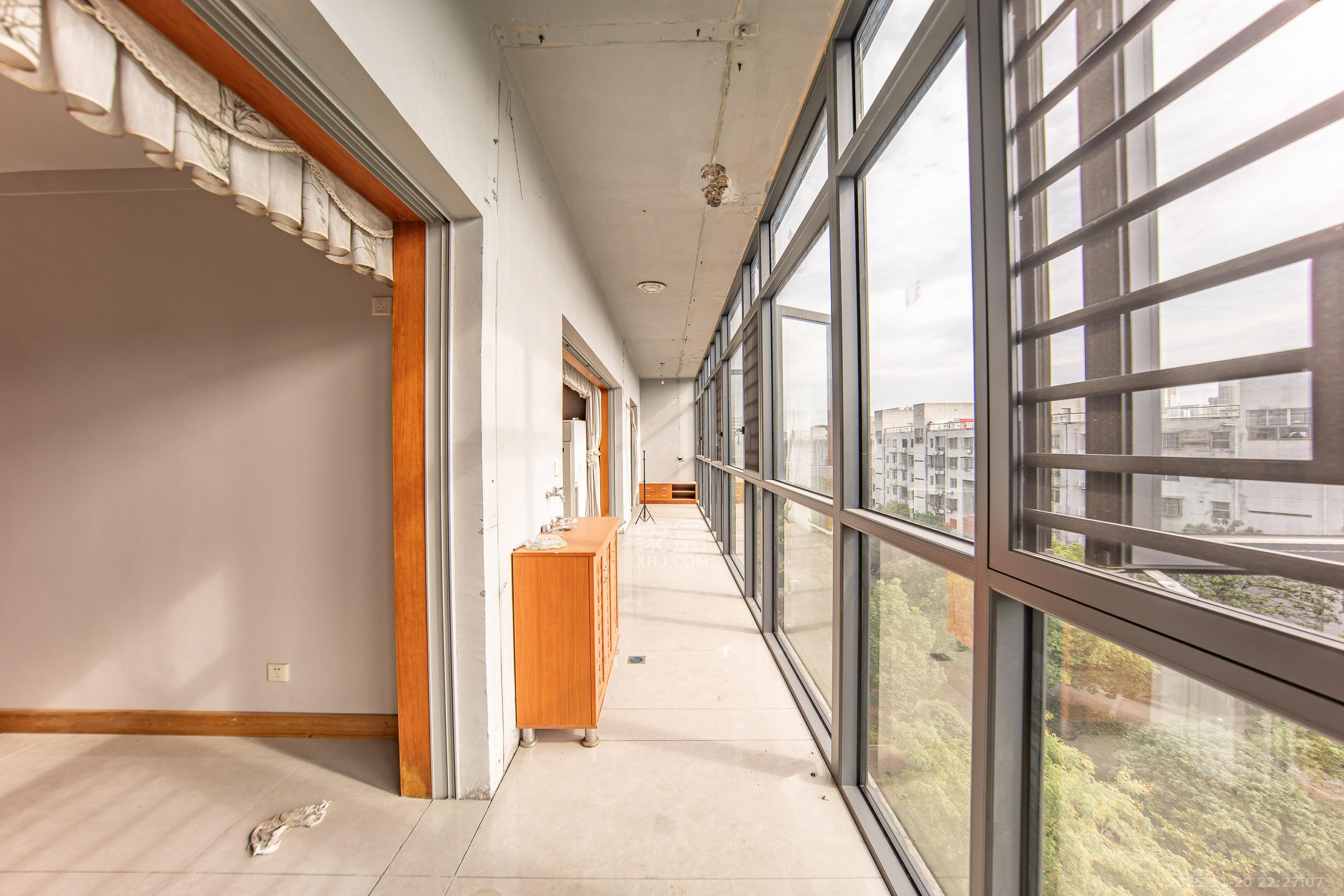 阳光100二期  4室2厅1卫    115.0万阳台