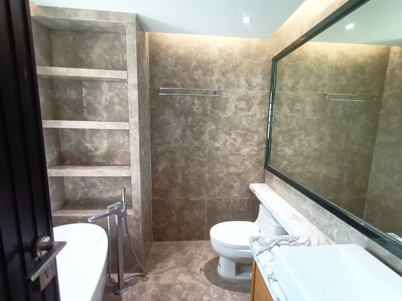 天鹅湾  3室2厅2卫    3300.0元/月室内图