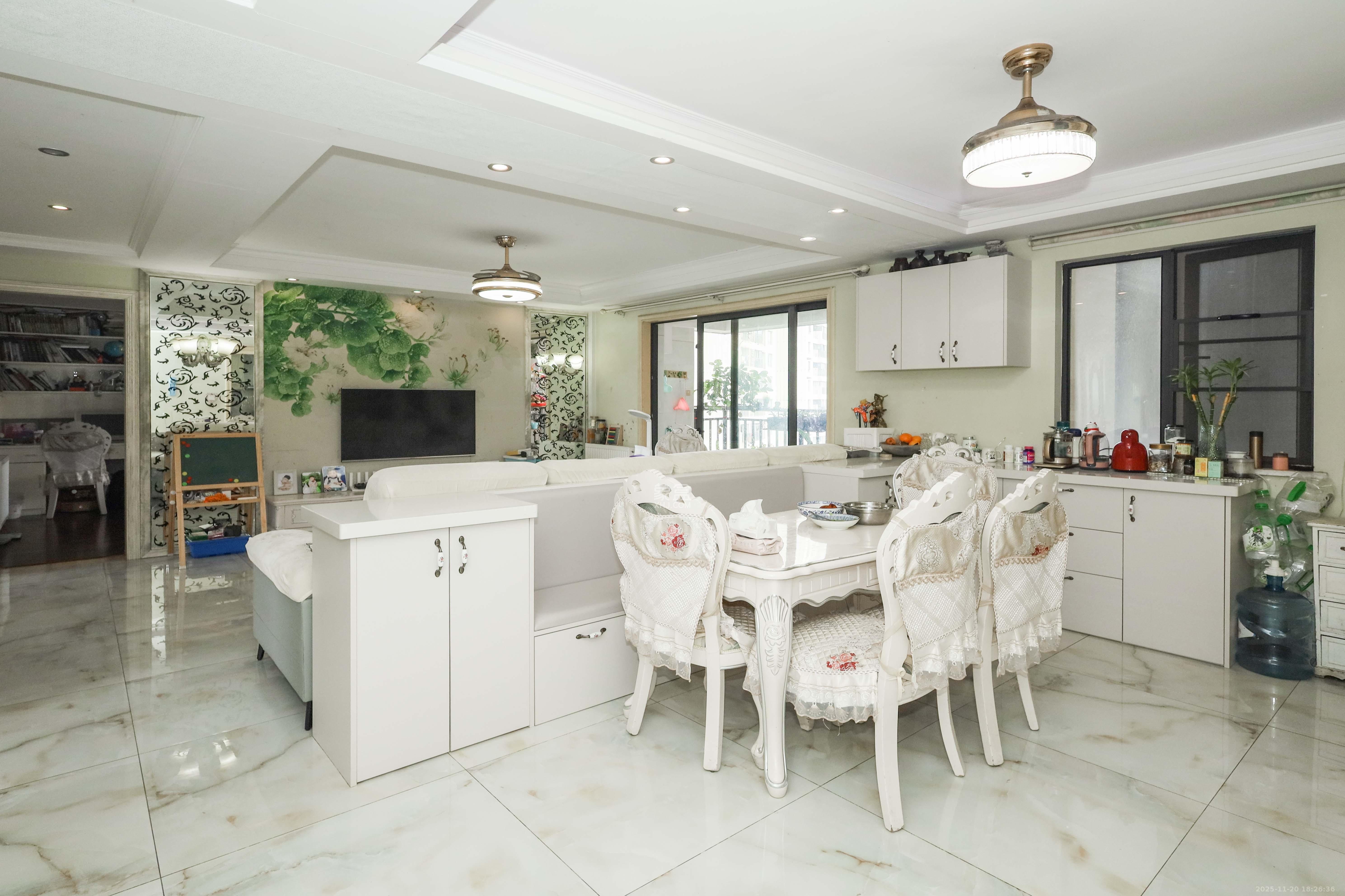 万科城市花园 3室2厅2卫 110.0万 万科城市花园 3室2厅2卫 110.0万客厅