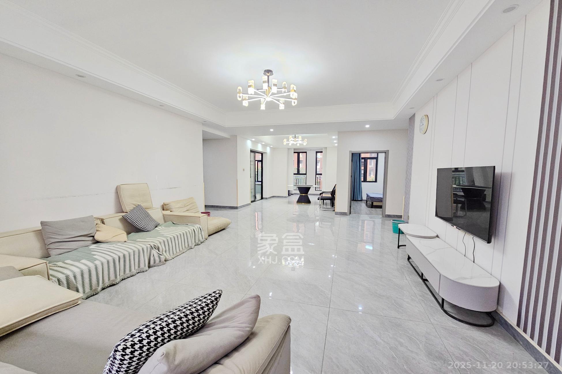 中隆国际御玺  4室2厅3卫    208.0万客厅