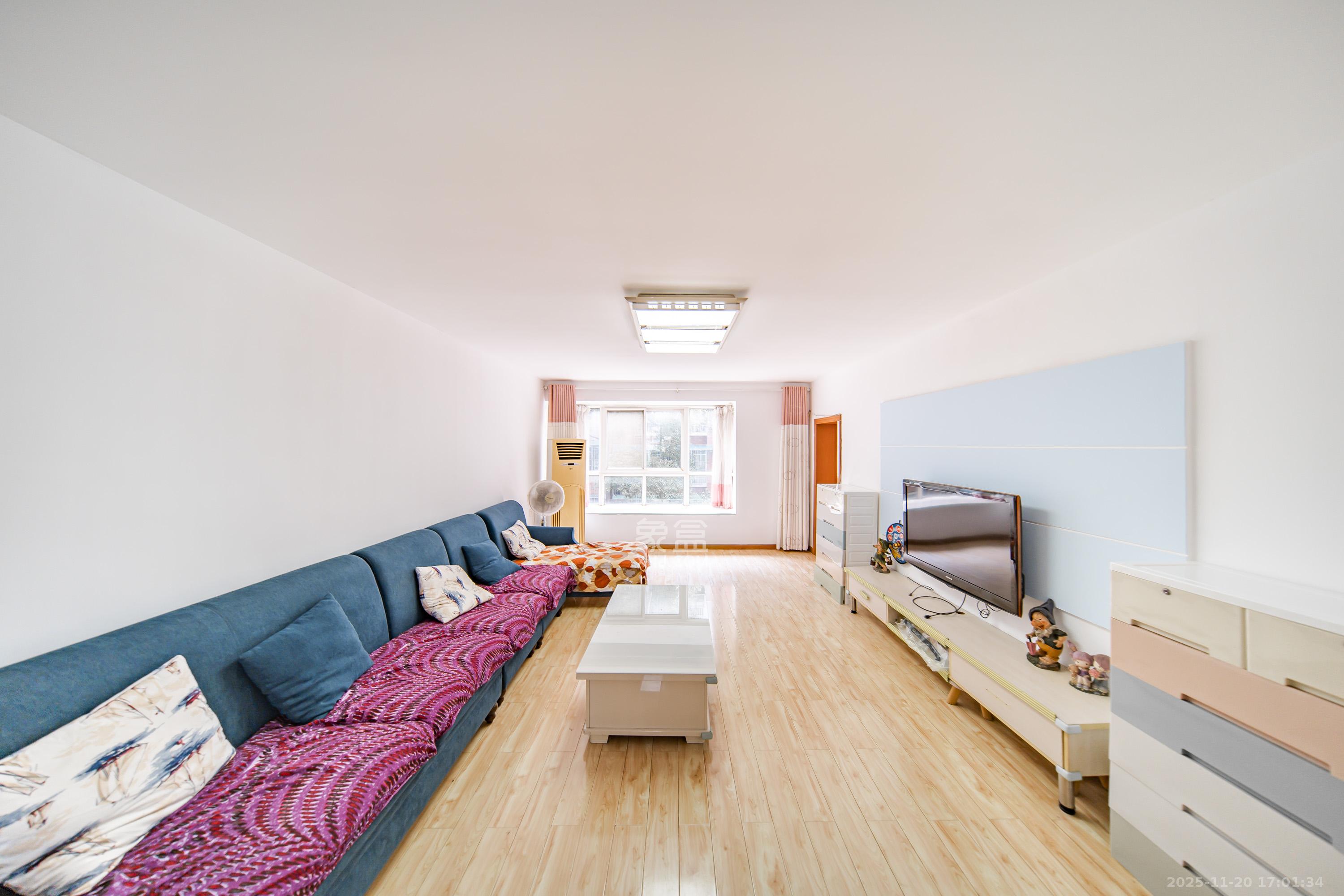 金地园 3室2厅2卫 72.0万 金地园 3室2厅2卫 72.0万客厅