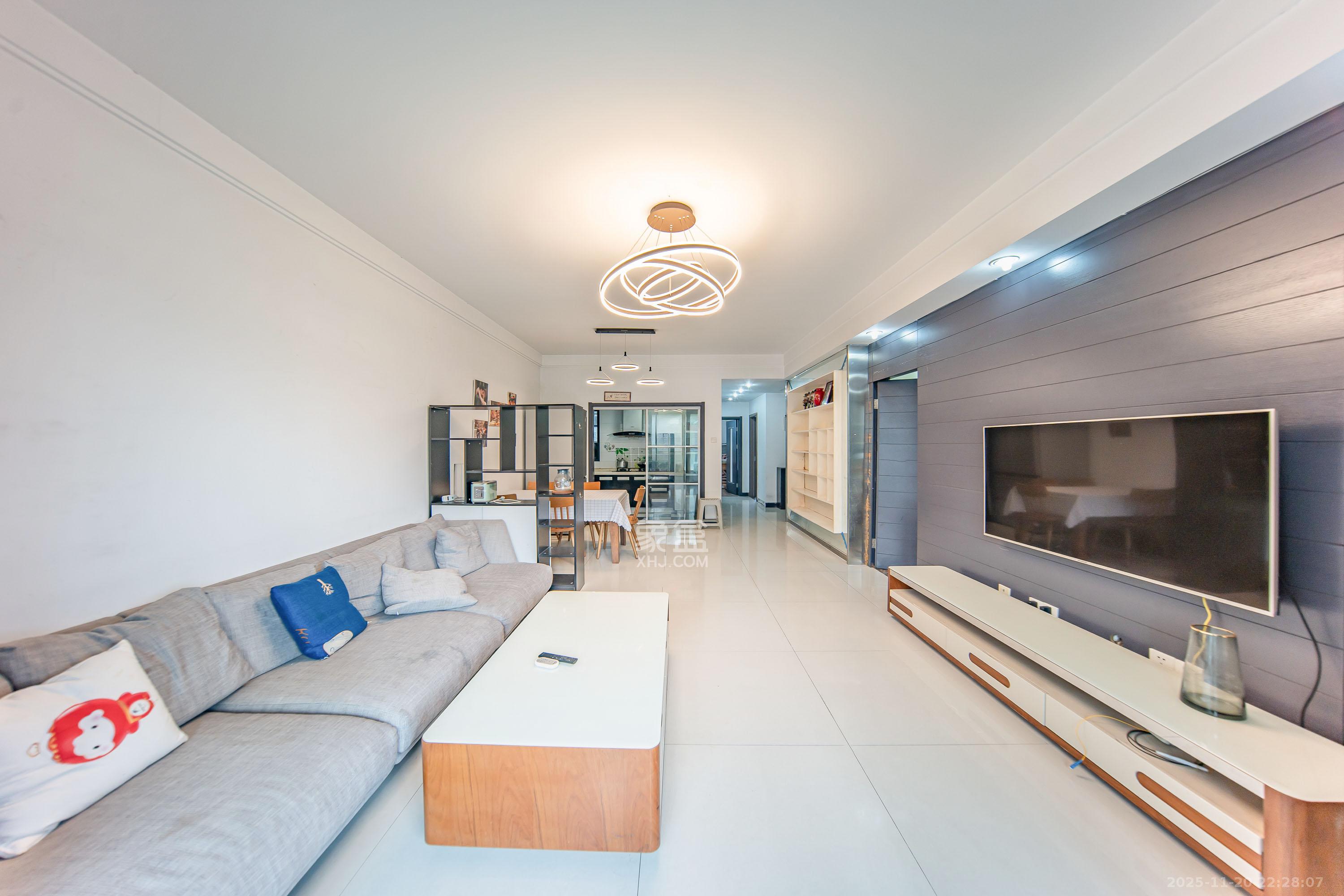 阳光100三期 3室2厅2卫 87.0万 阳光100三期 3室2厅2卫 87.0万客厅