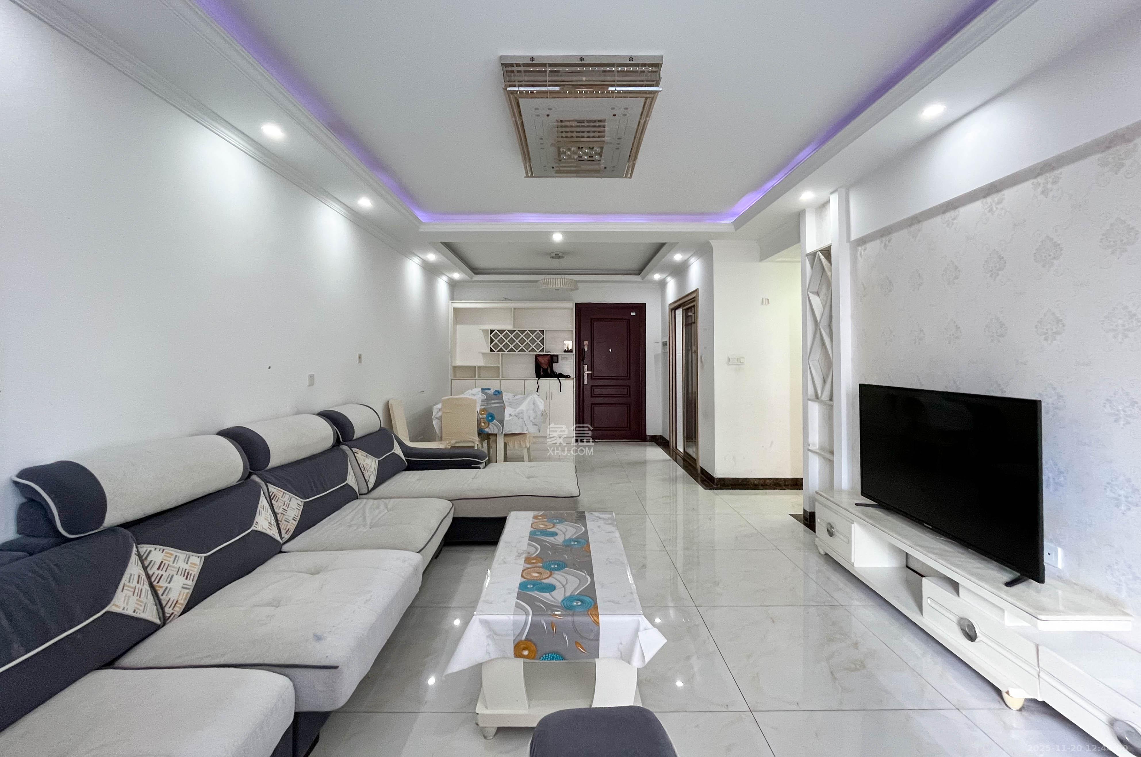 梅溪湖金茂悦(金悦雅苑) 3室2厅2卫 180.0万 梅溪湖金茂悦(金悦雅苑) 3室2厅2卫 180.0万客厅