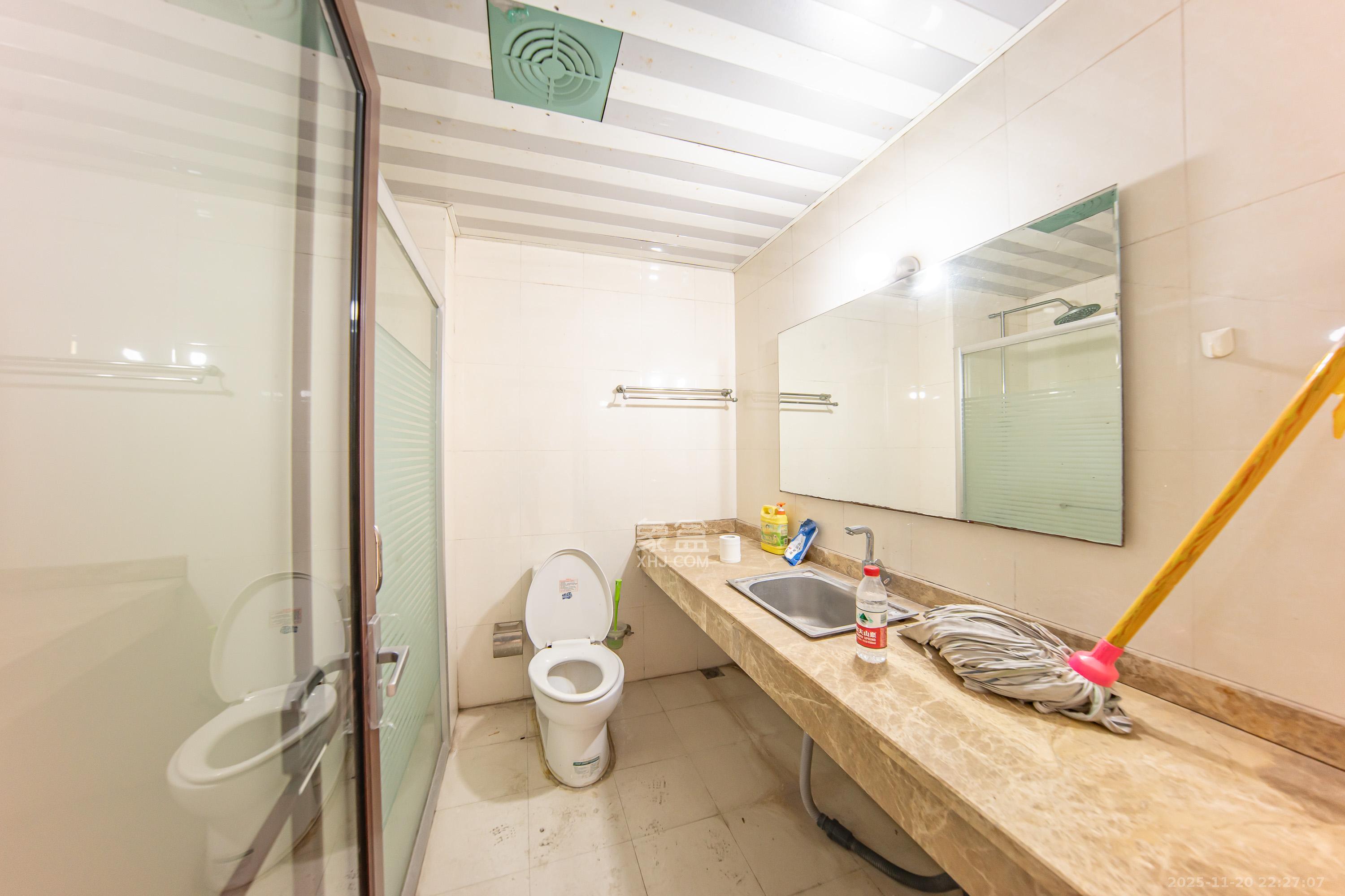 阳光100二期  4室2厅1卫    115.0万卫生间