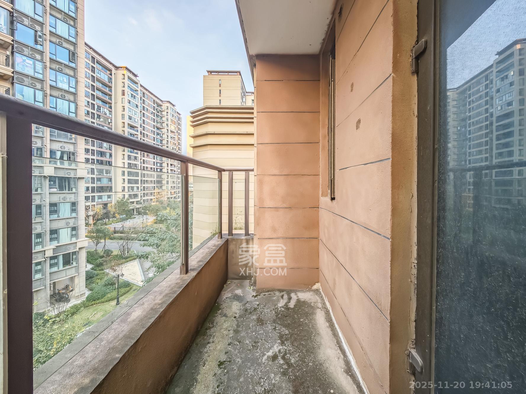 恒大御景天下城二期  5室2厅3卫    220.0万阳台