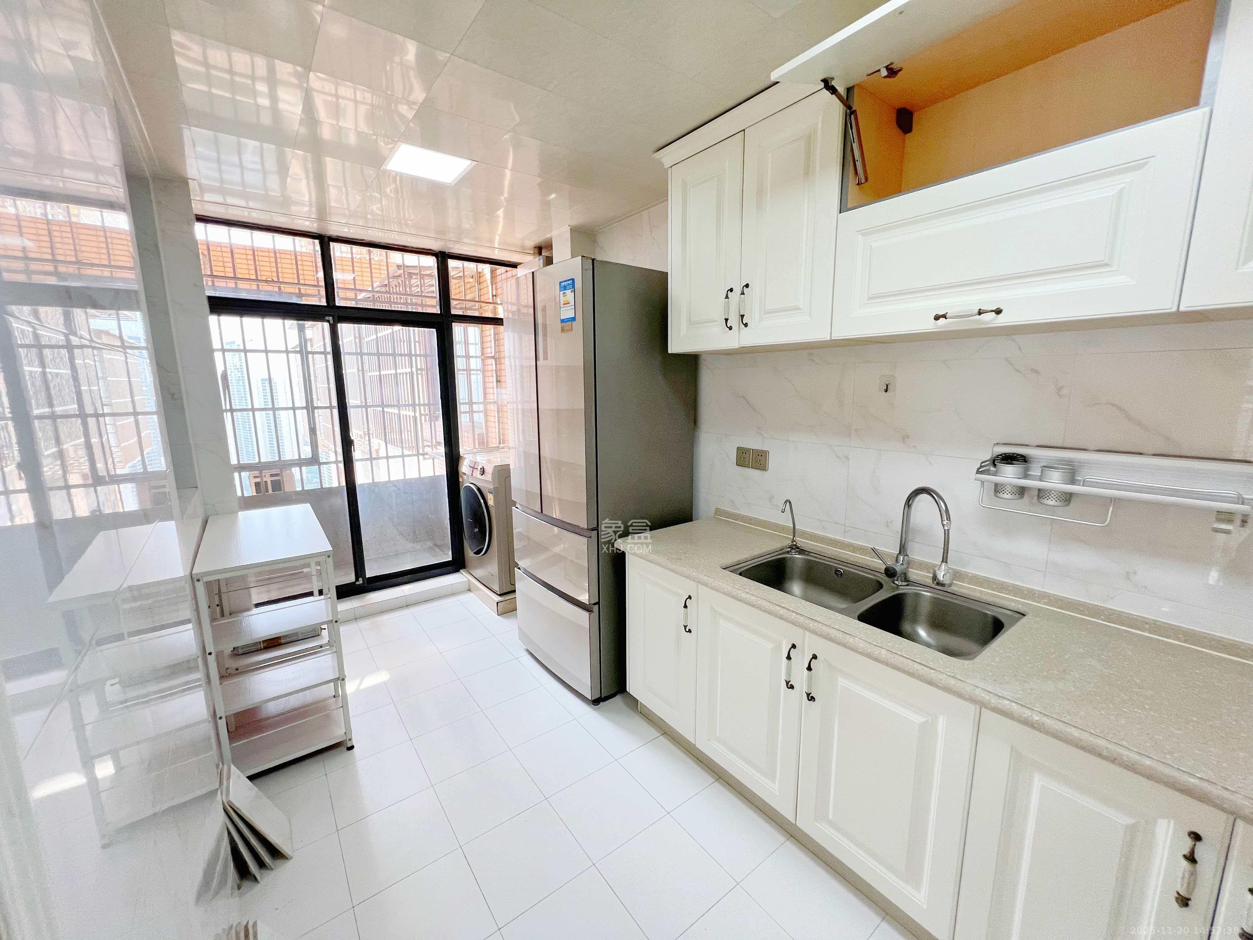 中城丽景香山园 3室2厅2卫 3500.0元/月 中城丽景香山园 3室2厅2卫 3500.0元/月室内图