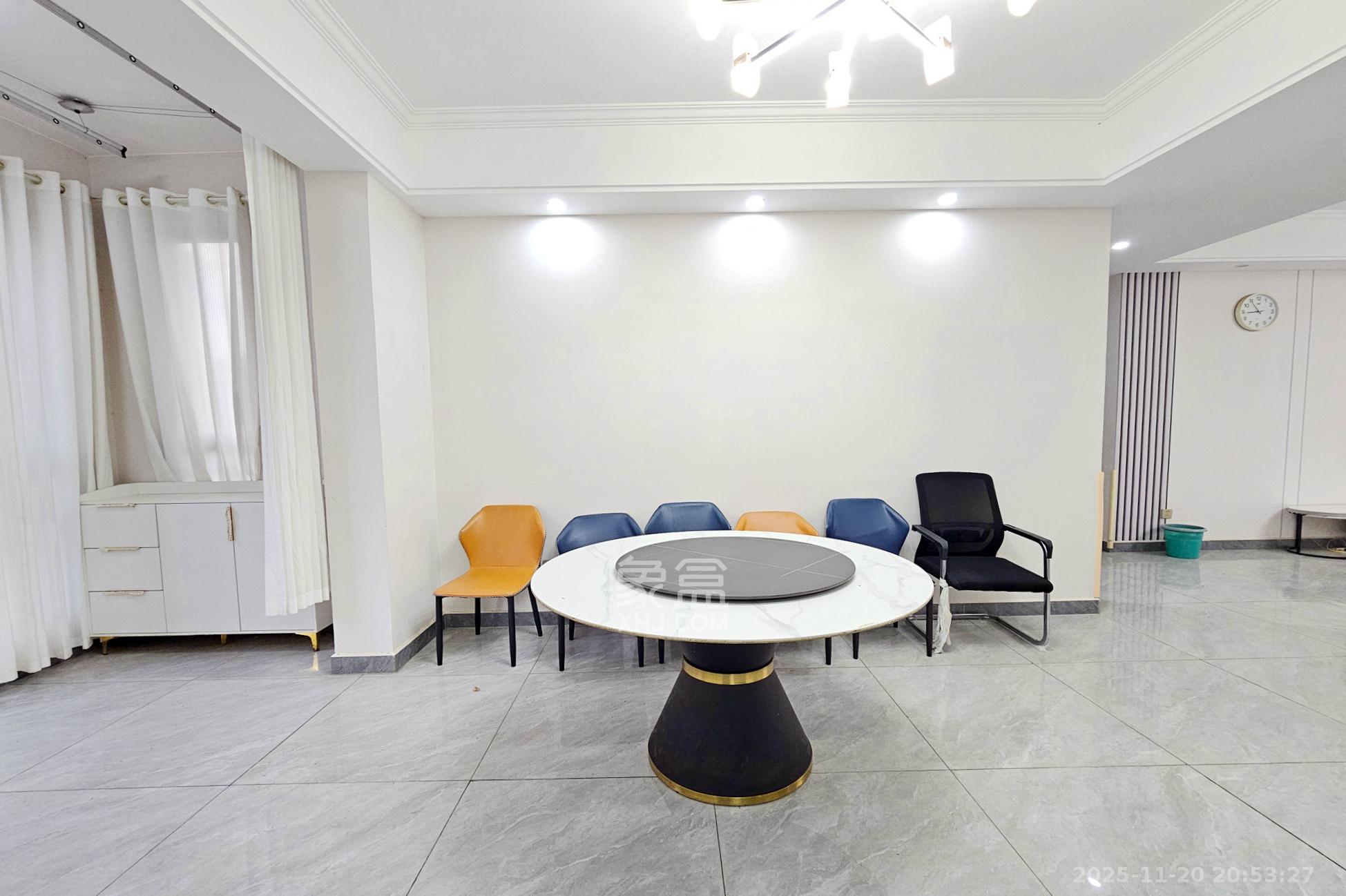 中隆国际御玺  4室2厅3卫    208.0万客厅