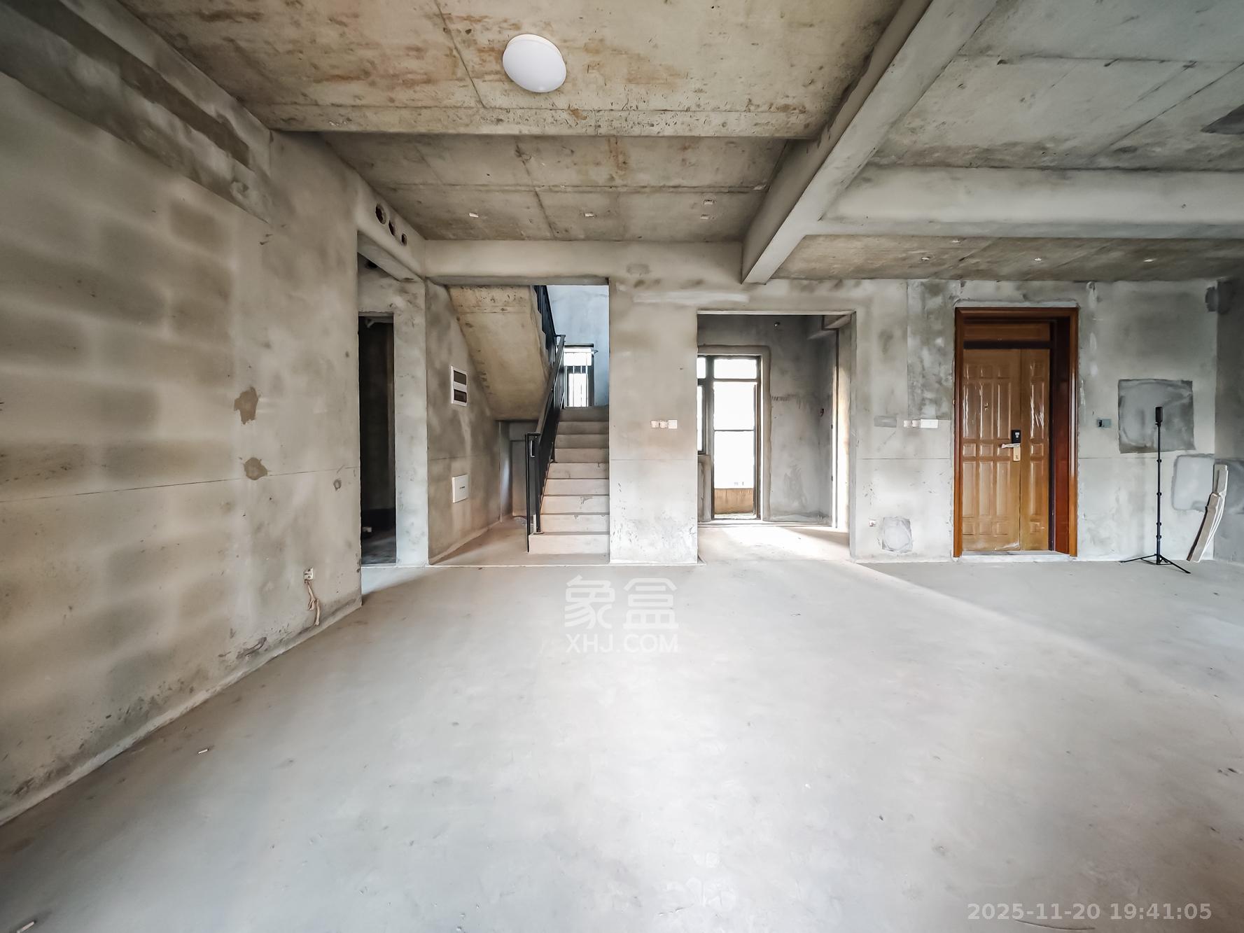 恒大御景天下城二期 5室2厅3卫 220.0万 恒大御景天下城二期 5室2厅3卫 220.0万客厅