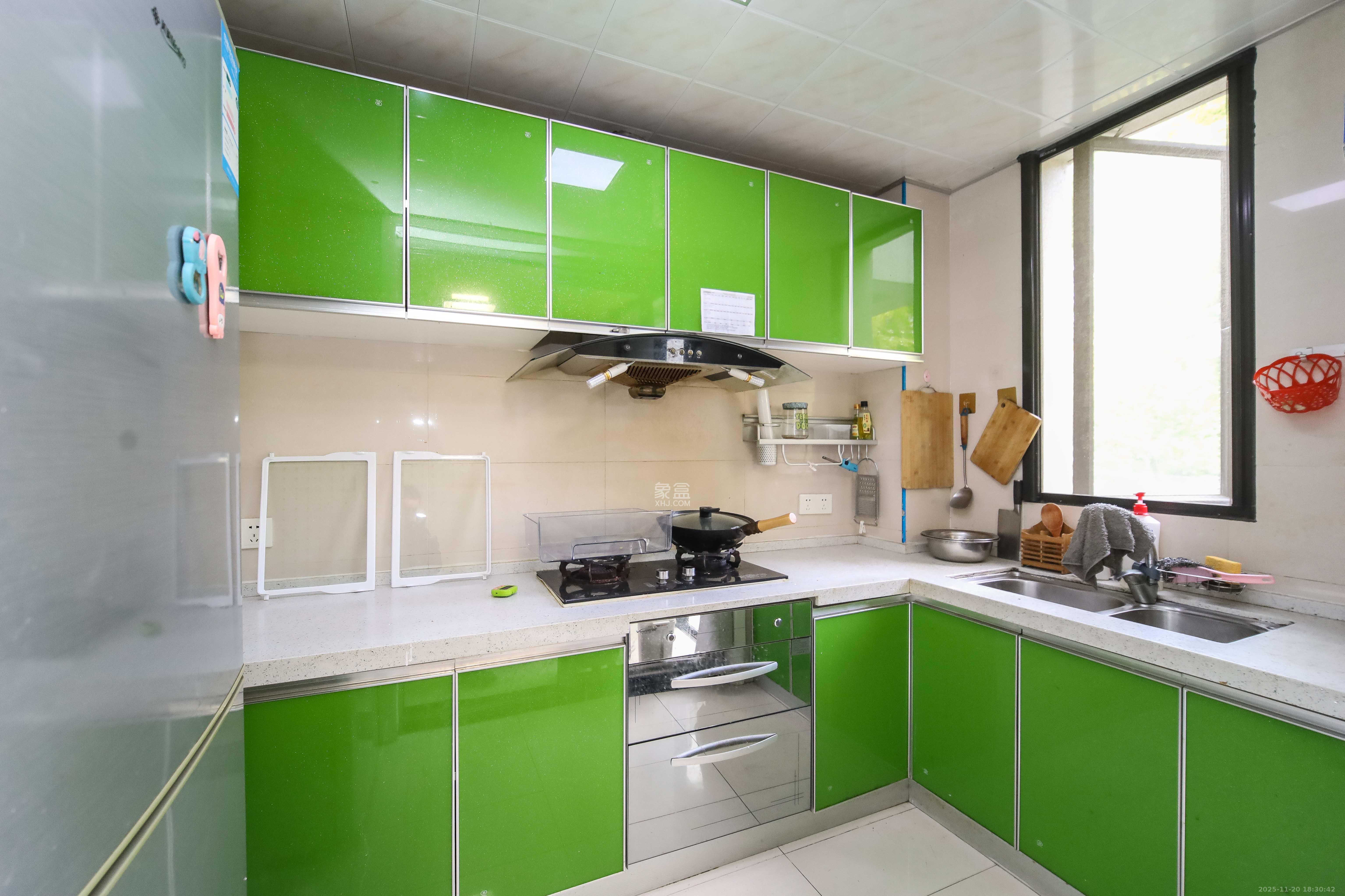 西街花园 3室2厅2卫 160.0万 西街花园 3室2厅2卫 160.0万厨房