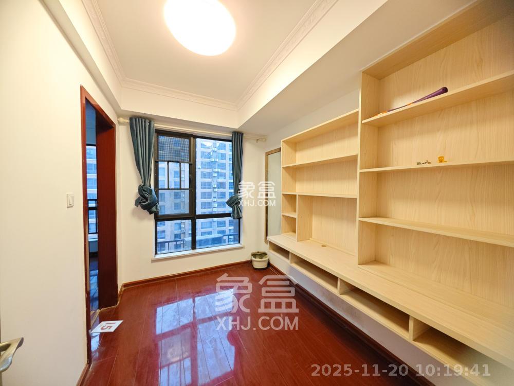 翡翠云天  4室2厅2卫    2500.0元/月室内图