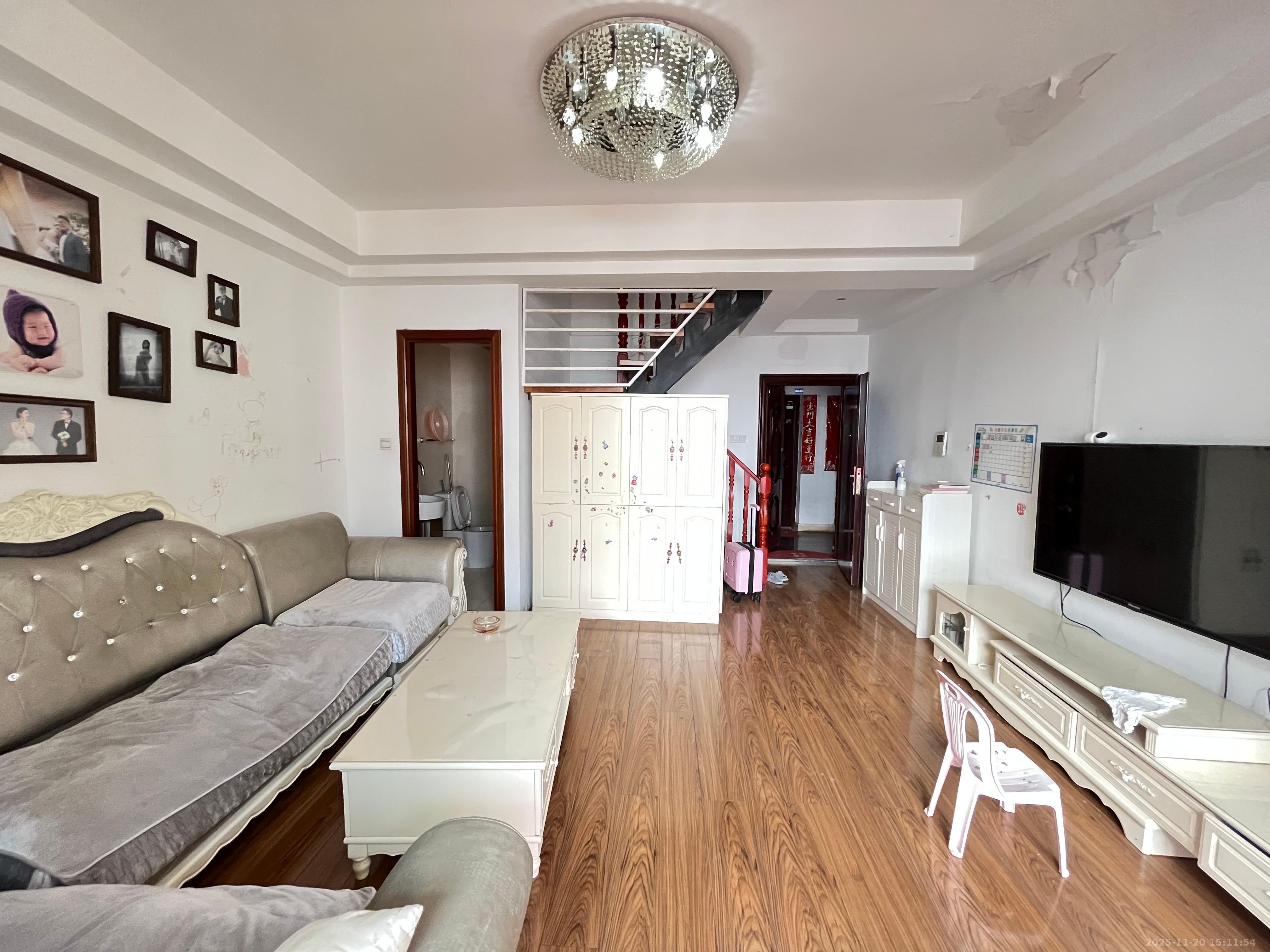 阳光100三期 3室2厅1卫 2200.0元/月 阳光100三期 3室2厅1卫 2200.0元/月室内图