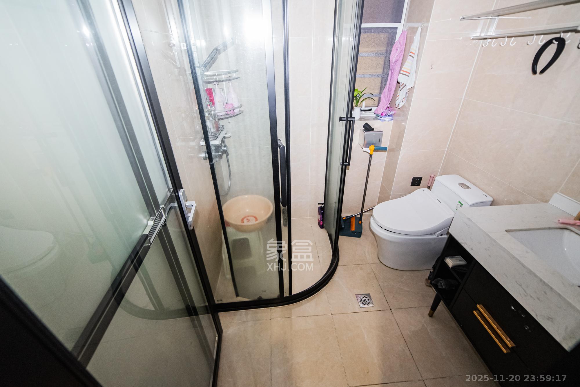 北辰三角洲E7区  3室2厅2卫    195.0万卫生间