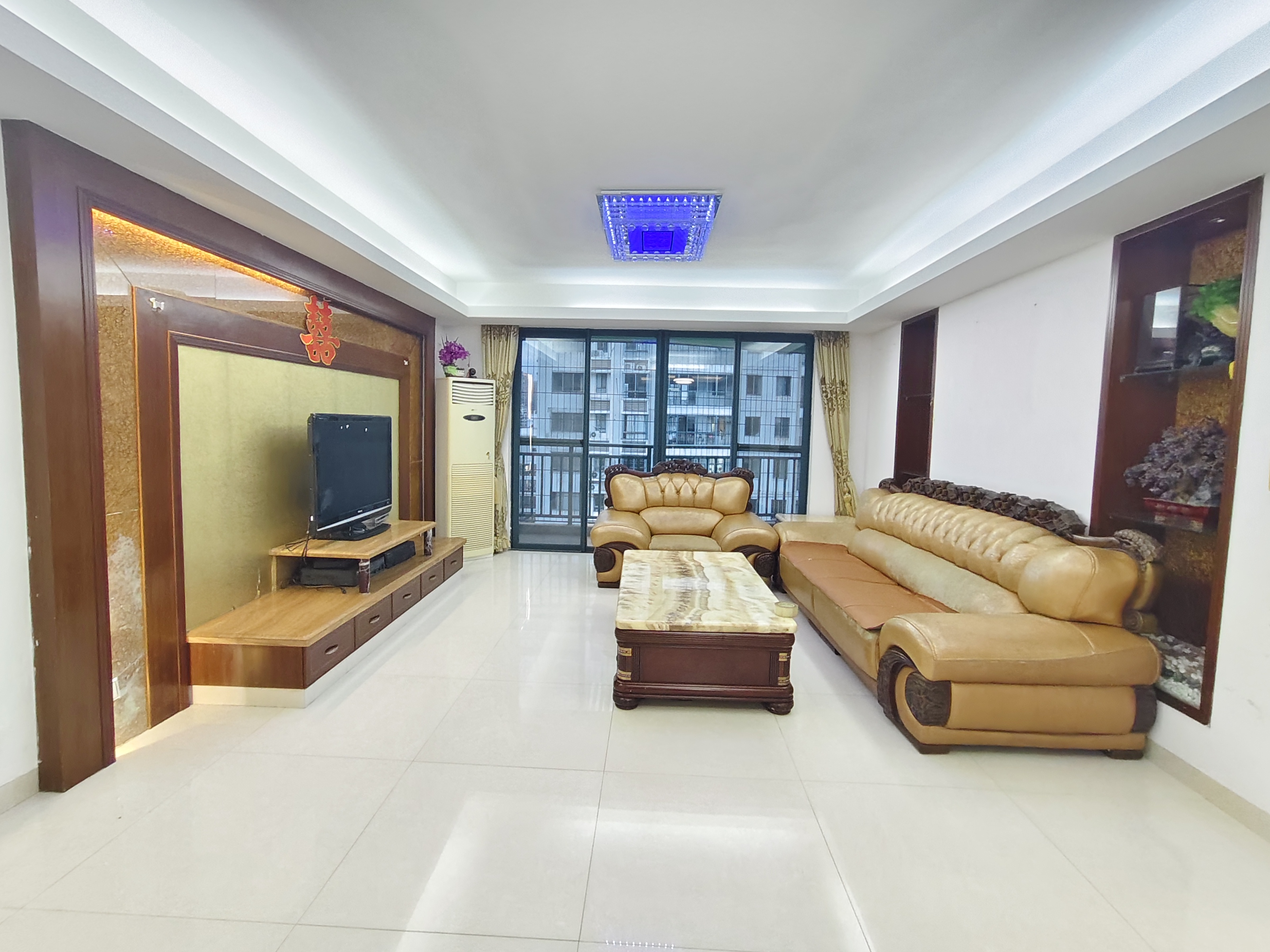 都市森林  5室2厅2卫    4500.0元/月