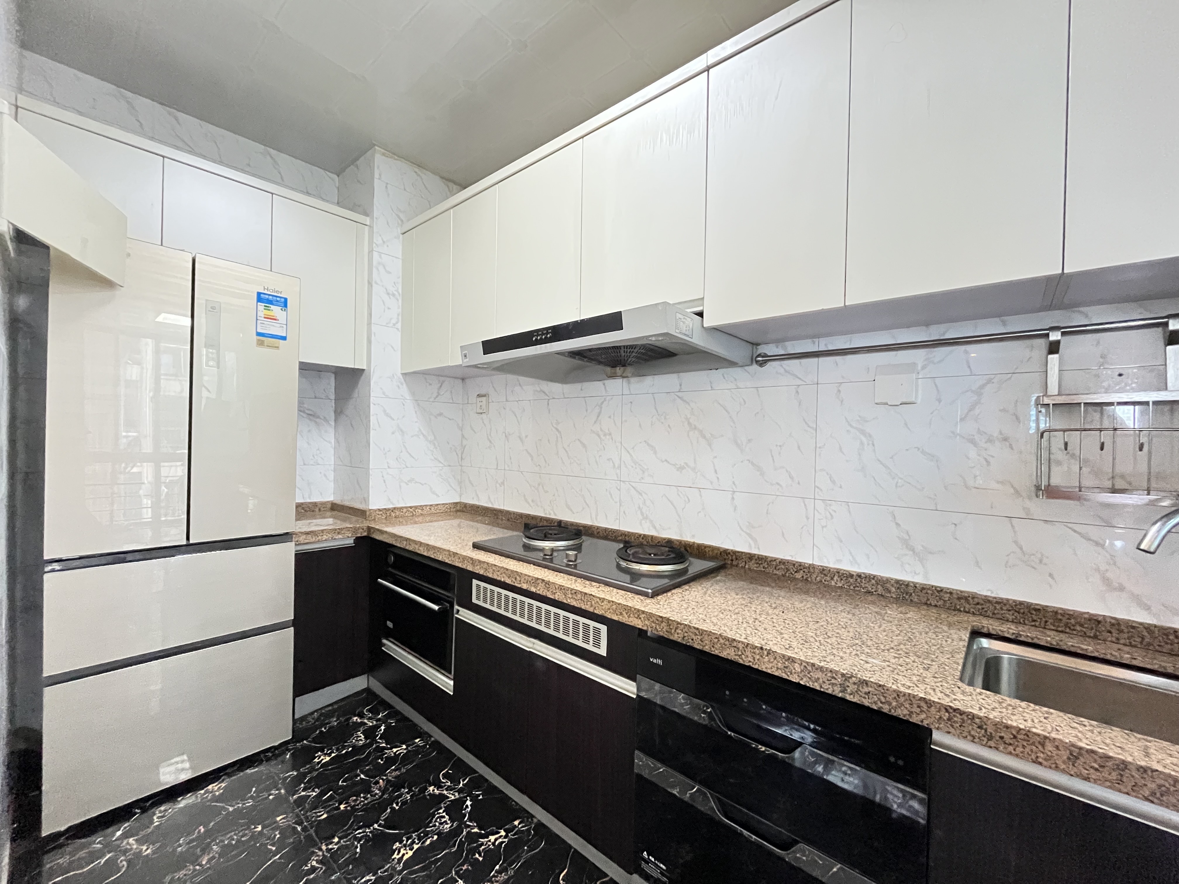 衡阳碧桂园  3室2厅2卫    2500.0元/月室内图