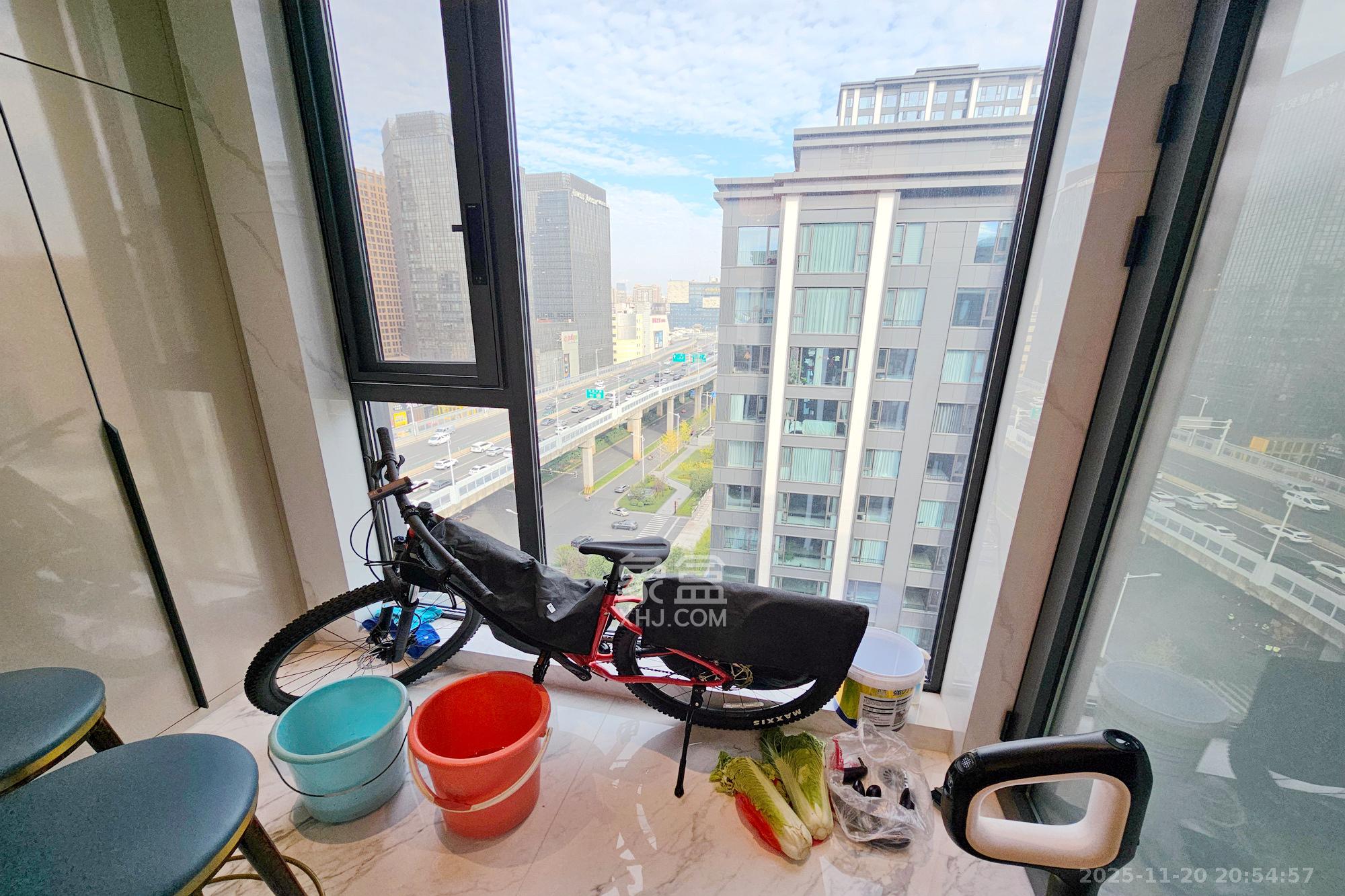 运达滨河广场 5室2厅5卫 1098.0万 运达滨河广场 5室2厅5卫 1098.0万阳台