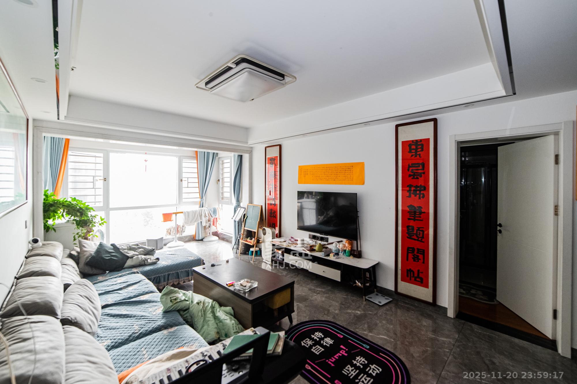 北辰三角洲E7区  3室2厅2卫    195.0万客厅